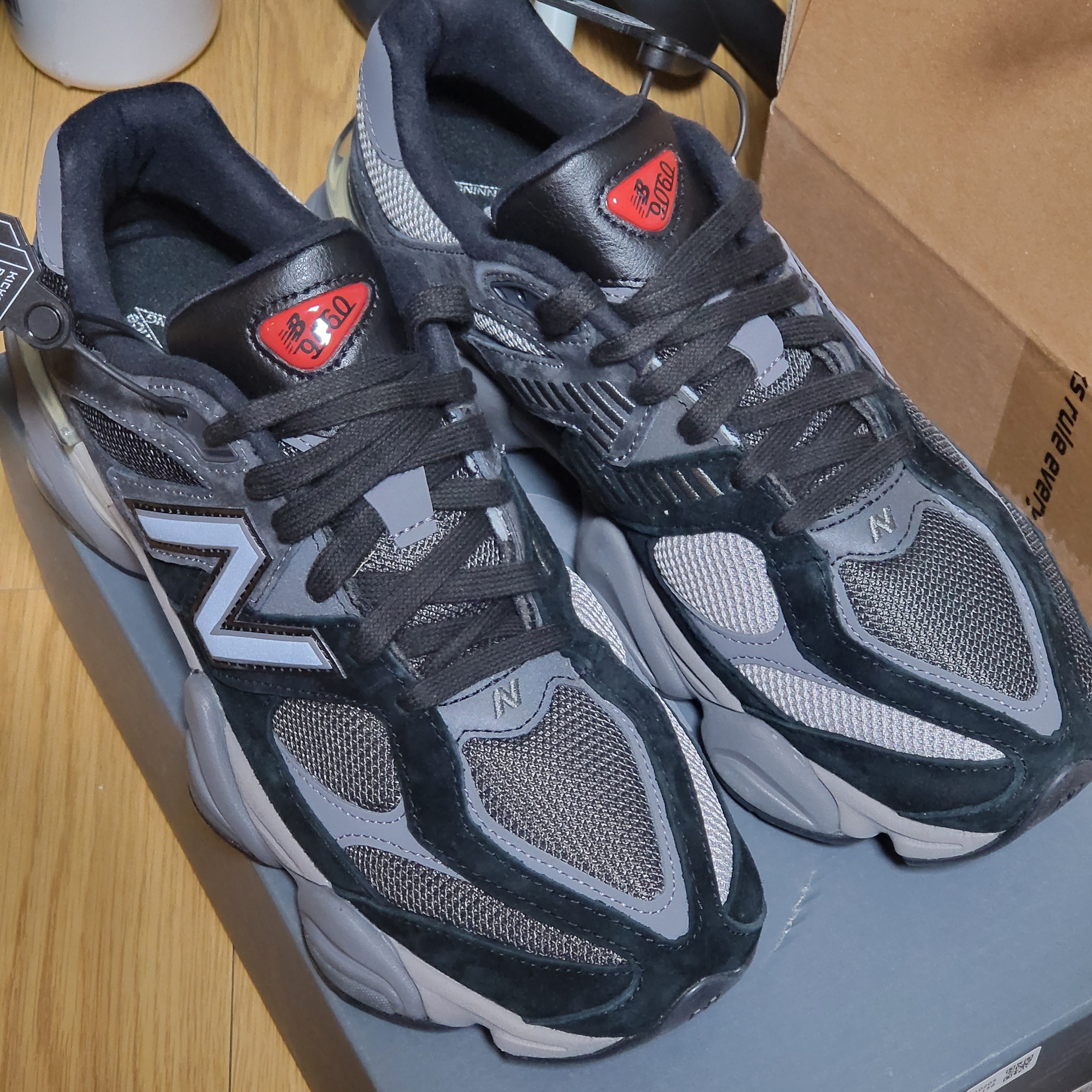 New Balance 9060 Black Castlerock 착용 스타일