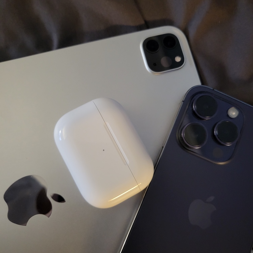 Apple iPhone 14 Pro 128GB Deep Purple (Korean Ver.), Apple AirPods Pro 2nd Gen (Korean Ver.) 착용 스타일