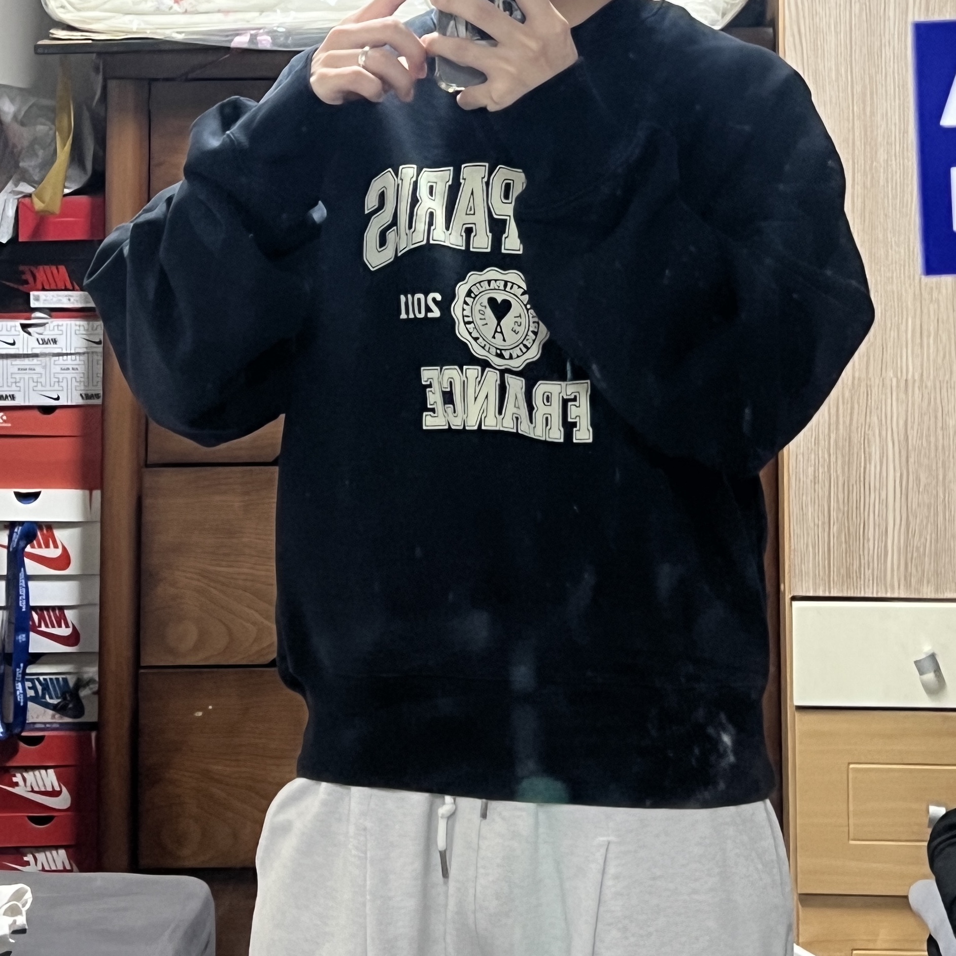 AMI Paris France Sweatshirt Black 착용 스타일