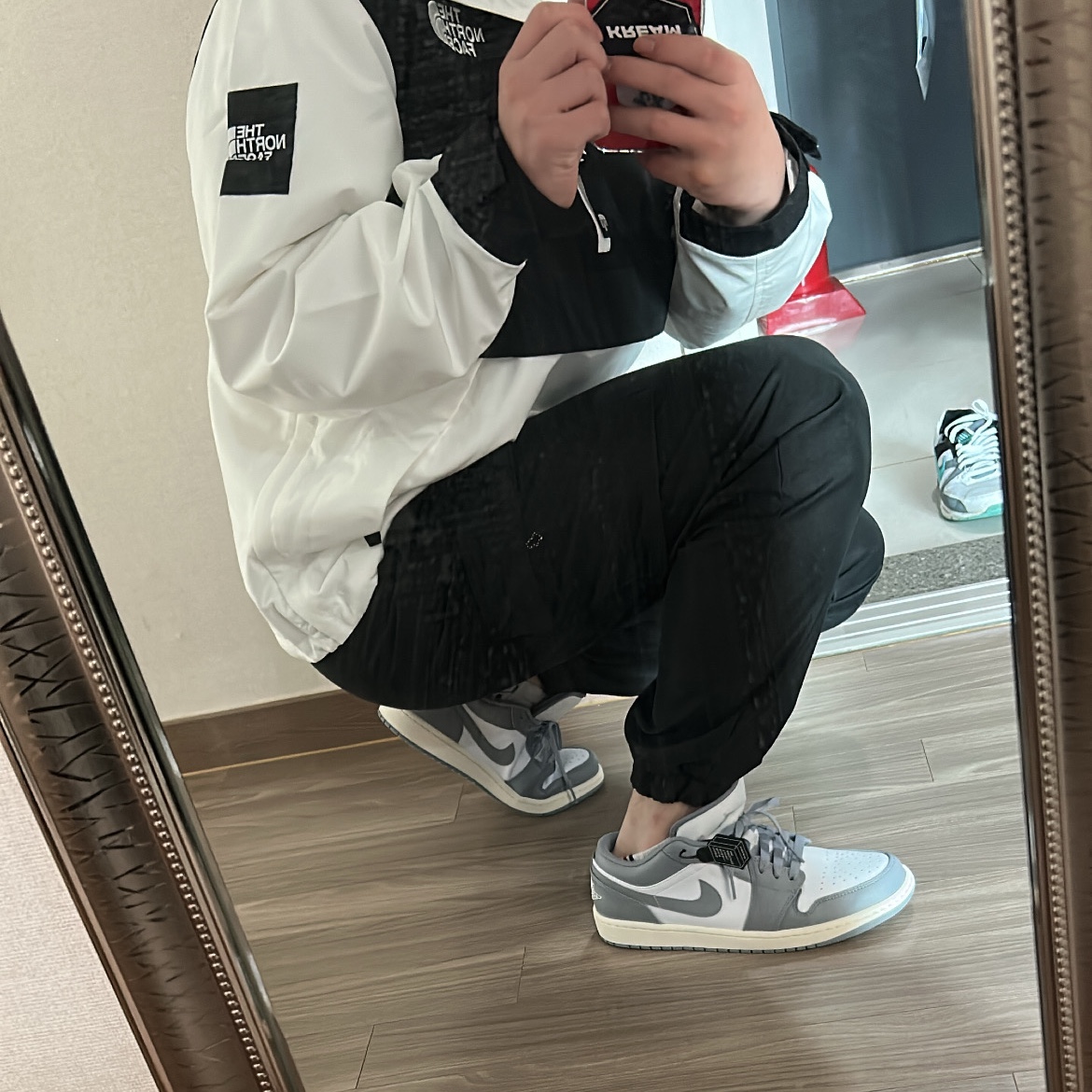 Jordan 1 Low Stealth and White 착용 스타일