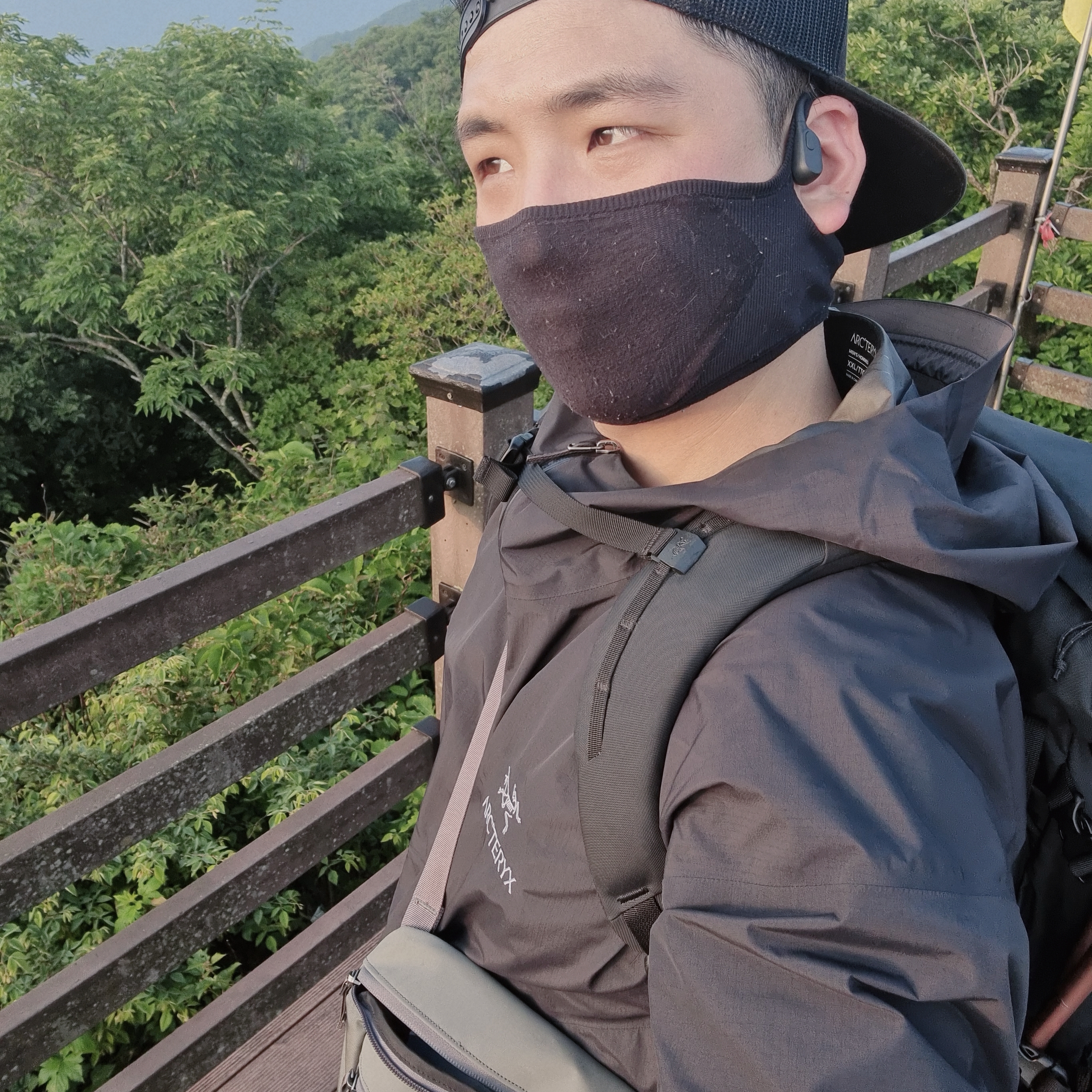 Arc'teryx Zeta SL Jacket Black, Arc'teryx Mantis 2 Waistpack Pilot 착용 스타일 - 2