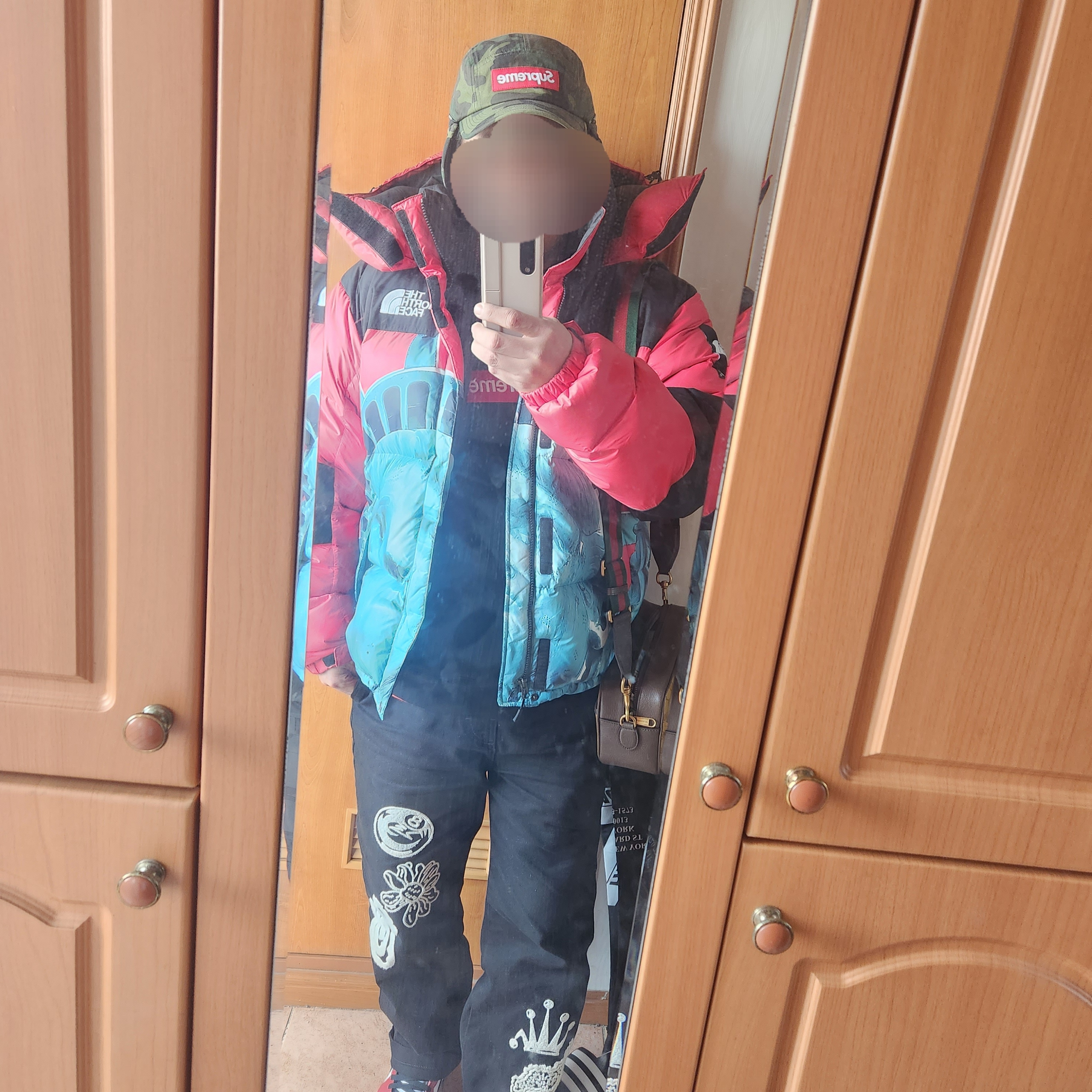 Supreme Box Logo Crewneck Black - 22FW, Supreme x The North Face Statue of Liberty Baltoro Jacket Red - 19FW 착용 스타일 - 1
