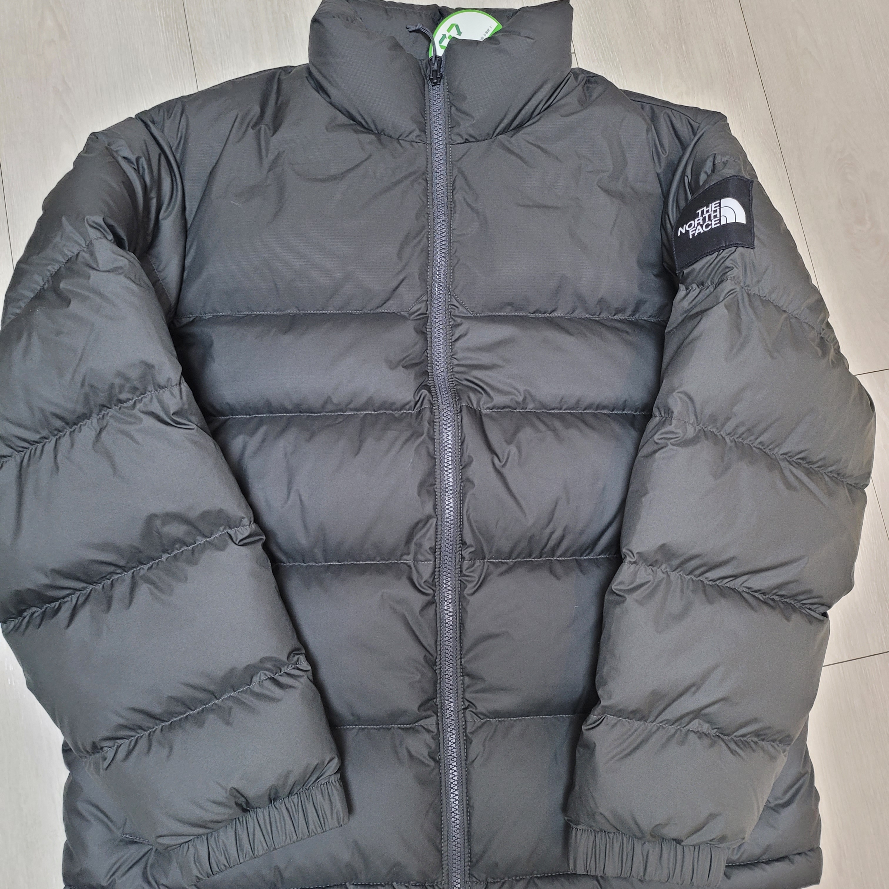 The North Face 1992 Nuptse Jacket Charcoal 착용 스타일
