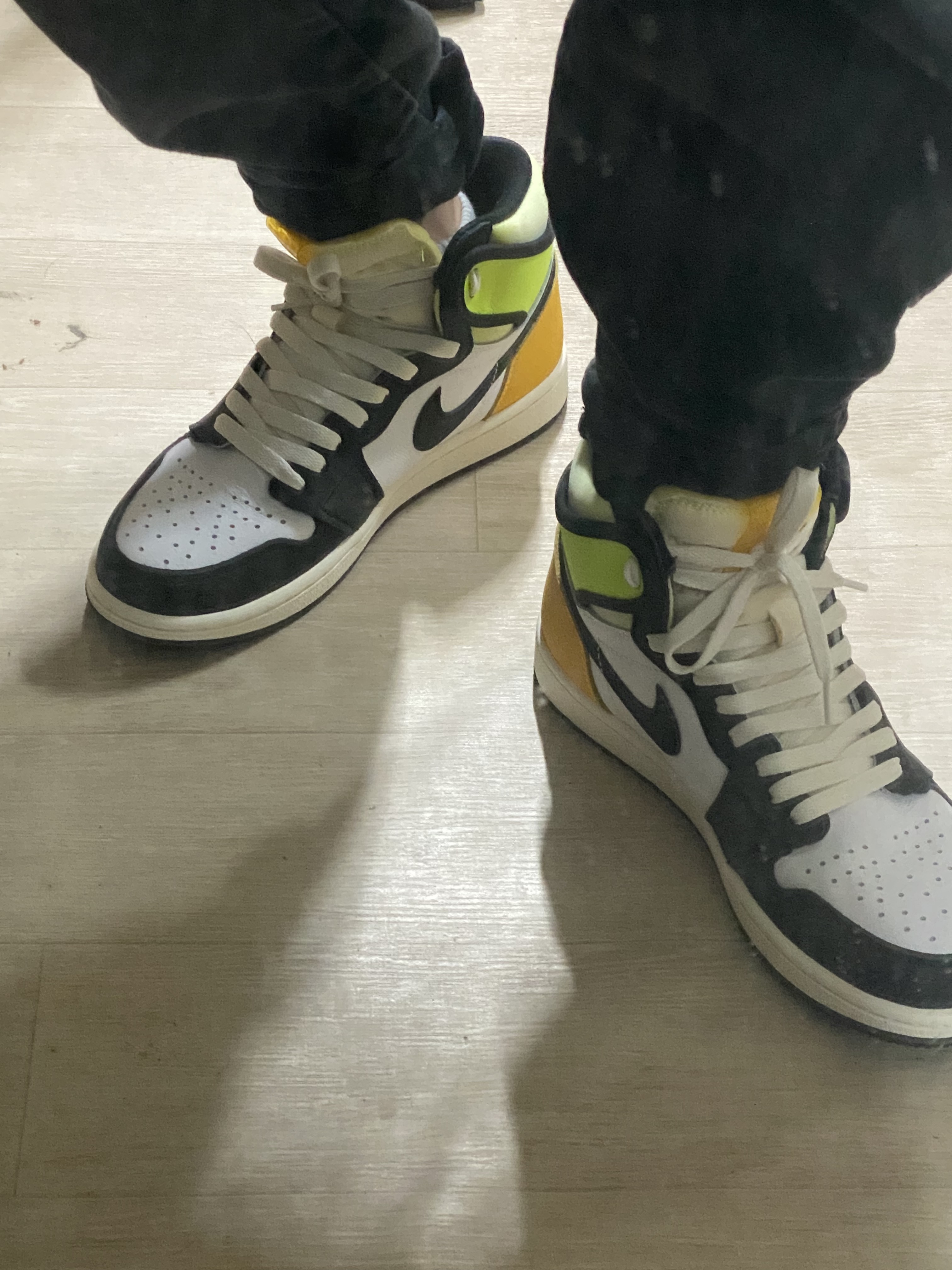 Jordan 1 Retro High OG Volt Gold 착용 스타일