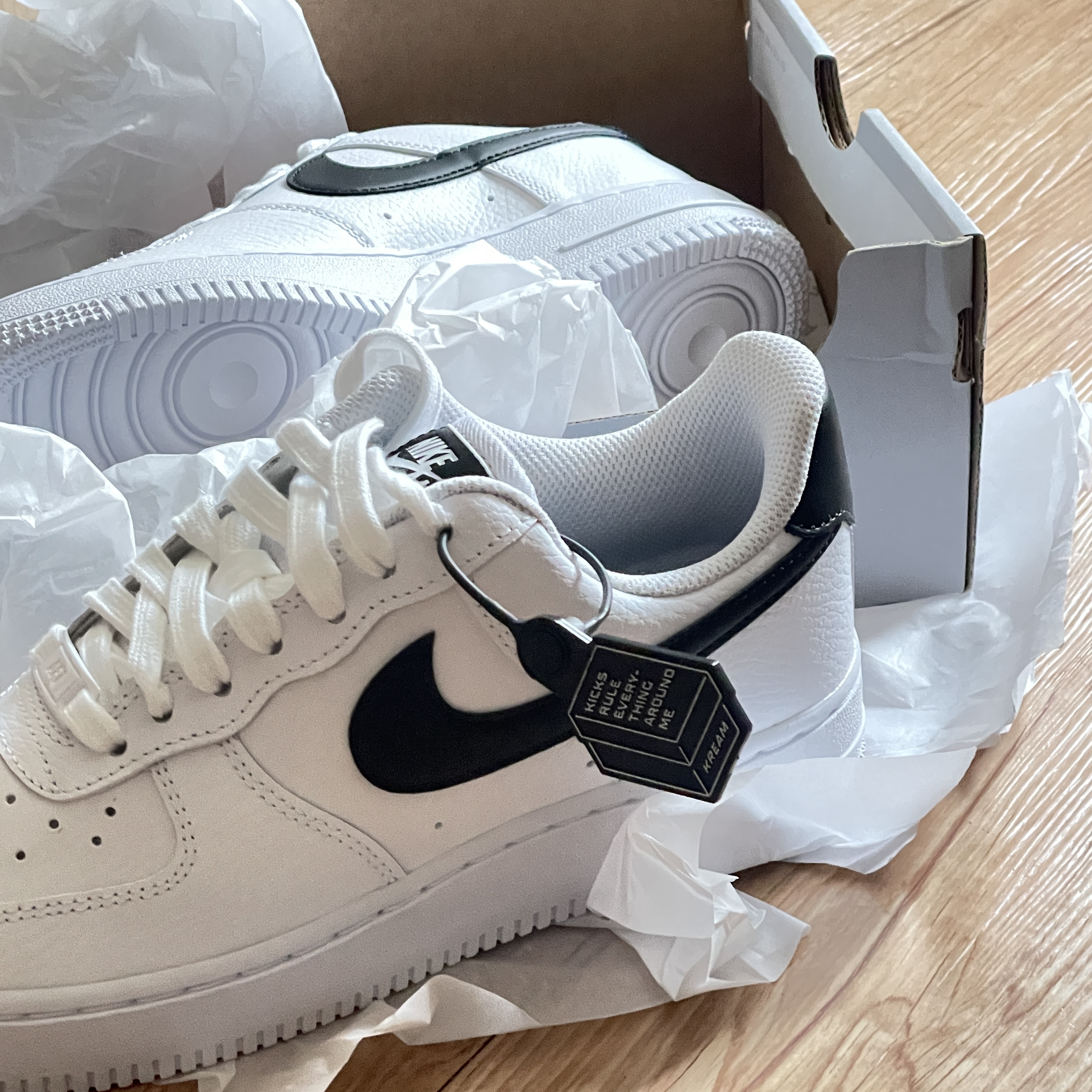 (W) Nike Air Force 1 '07 White Black 착용 스타일 - 5