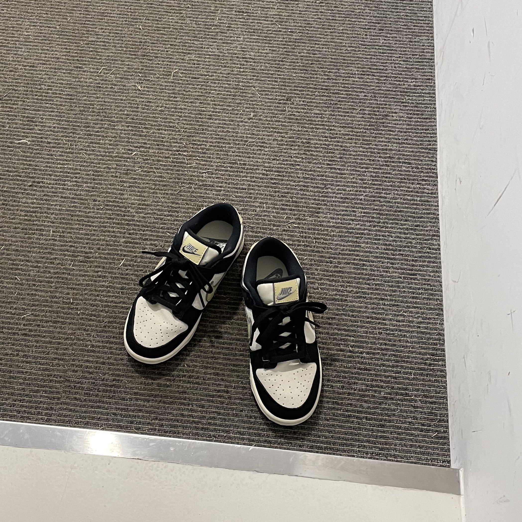 (W) Nike Dunk Low LX Black Suede 착용 스타일 - 1