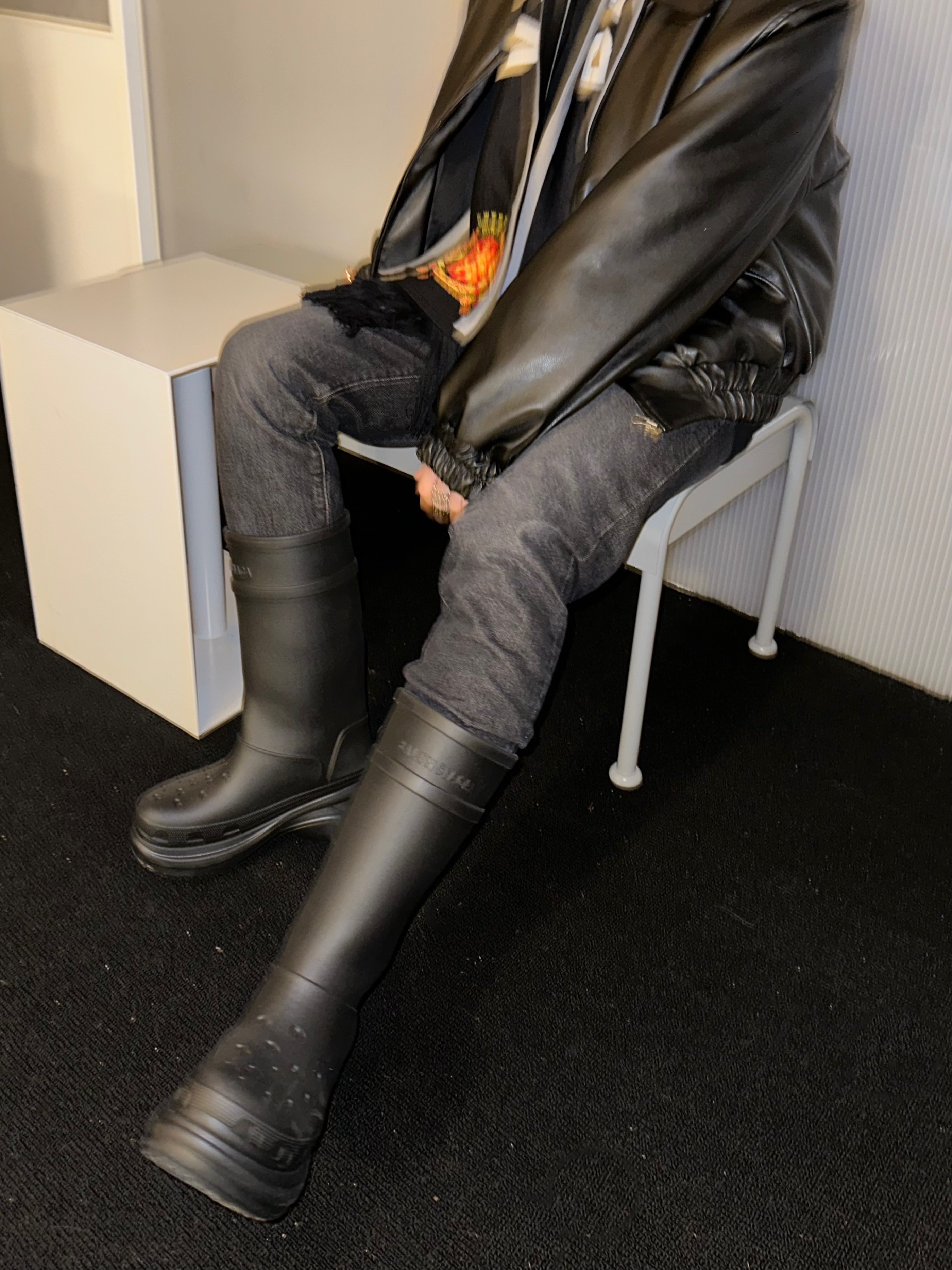 Balenciaga x Crocs Rubber Boot Black 착용 스타일 - 5