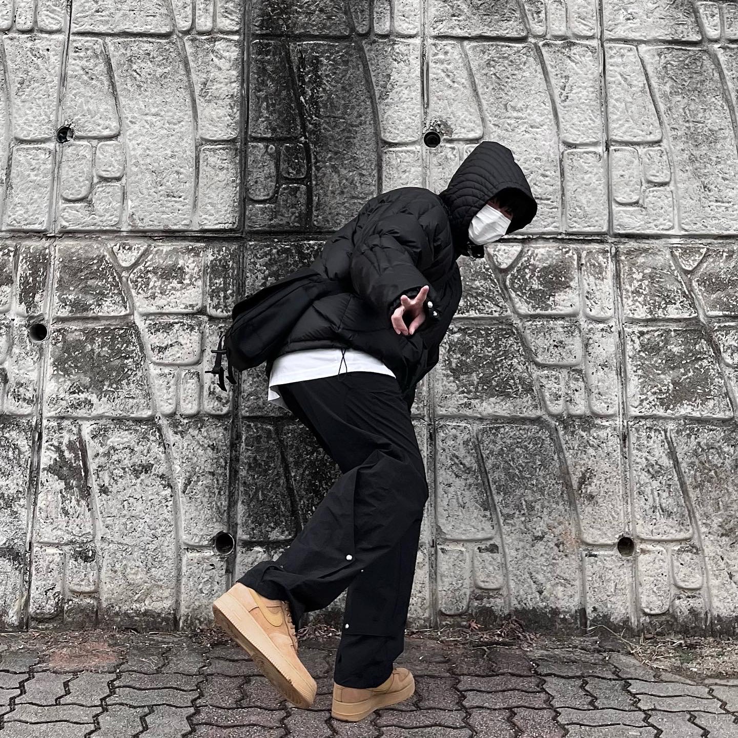 Nike Air Force 1 '07 WB Flax, Thug Club Cave Down Jacket Black 착용 스타일 - 2