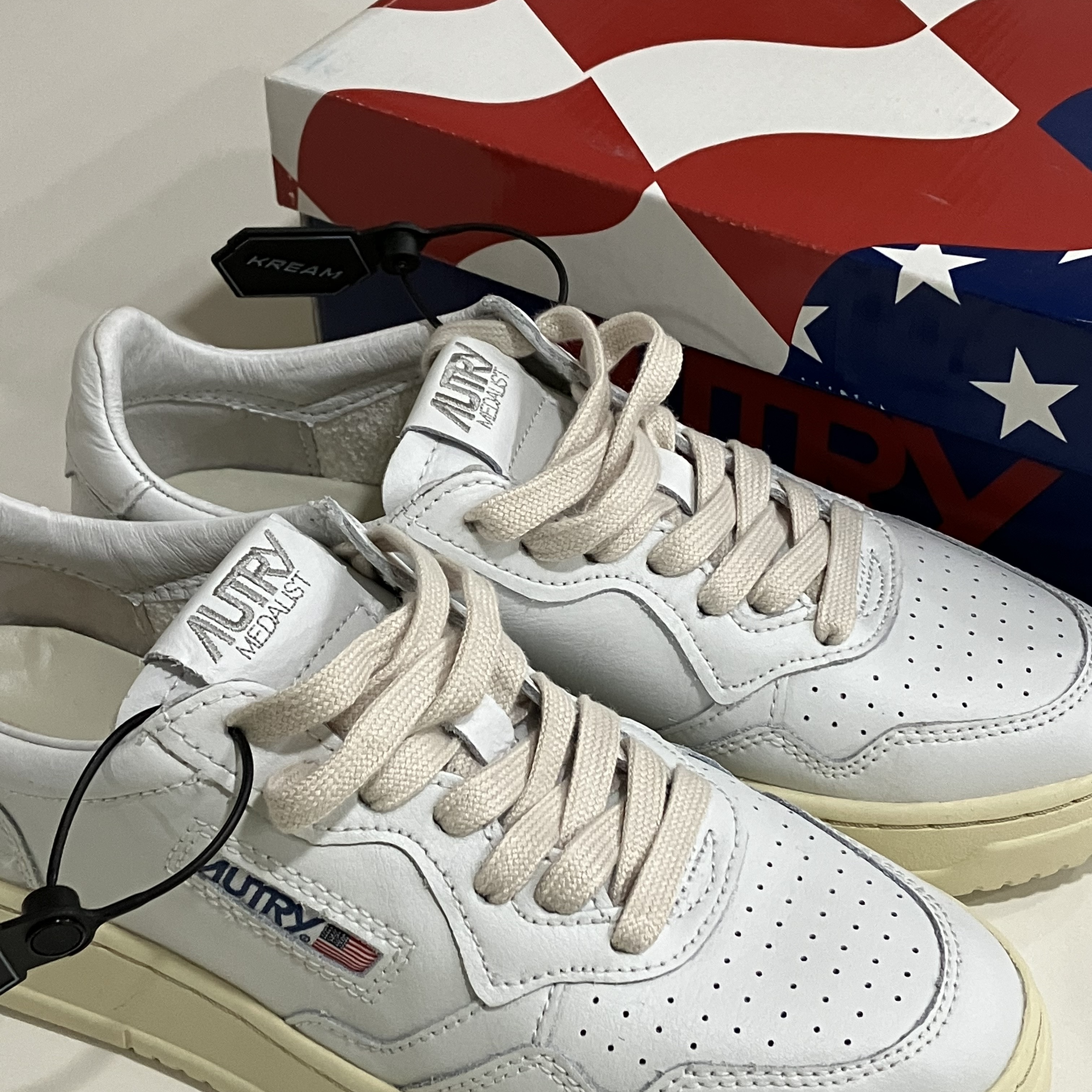 (W) Autry Medalist Low Leather Sneakers White 착용 스타일