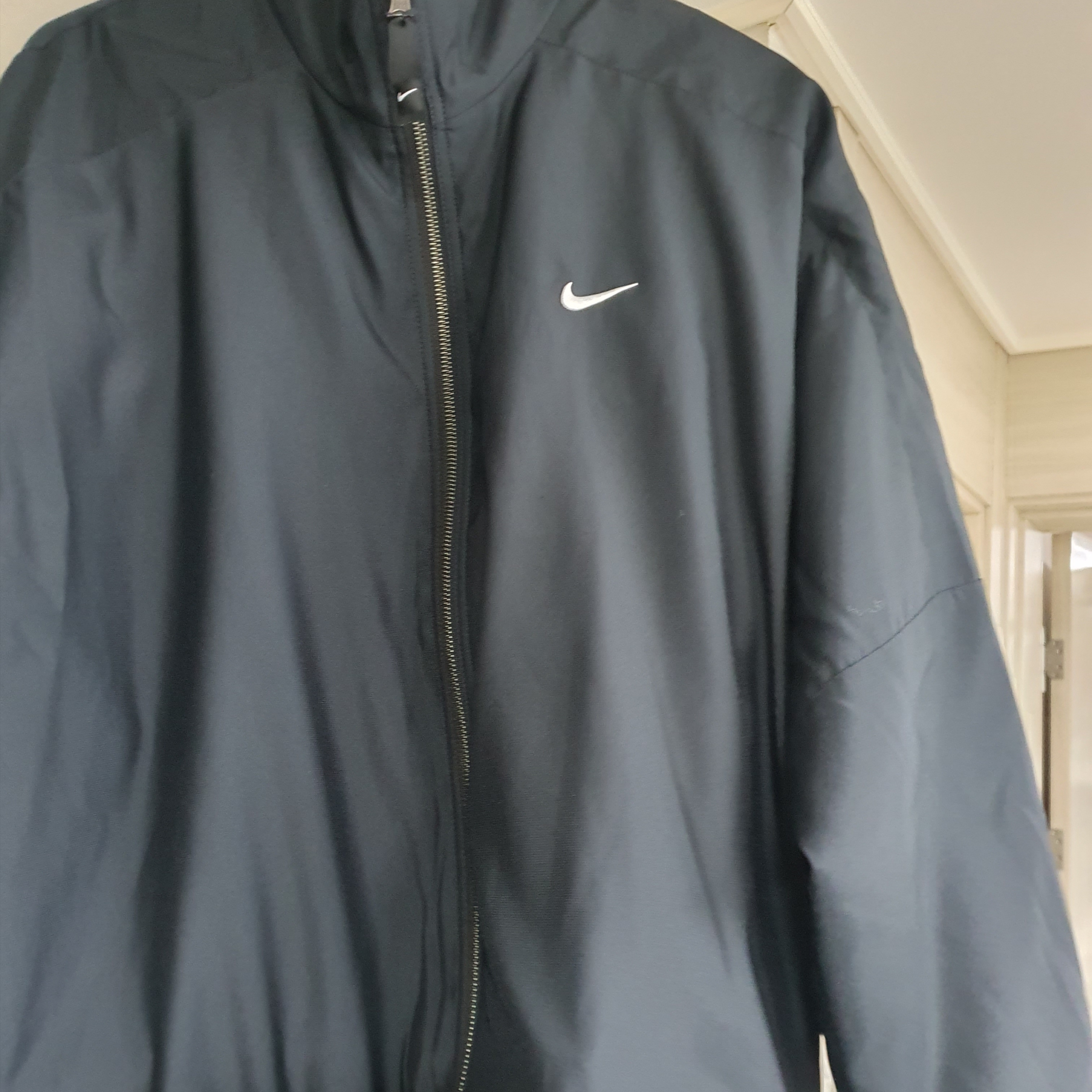 Nike NRG Solo Swoosh Satin Bomber Jacket Black - Asia, Nike NRG Solo Swoosh Satin Bomber Jacket Black Doll - Asia 착용 스타일 - 1