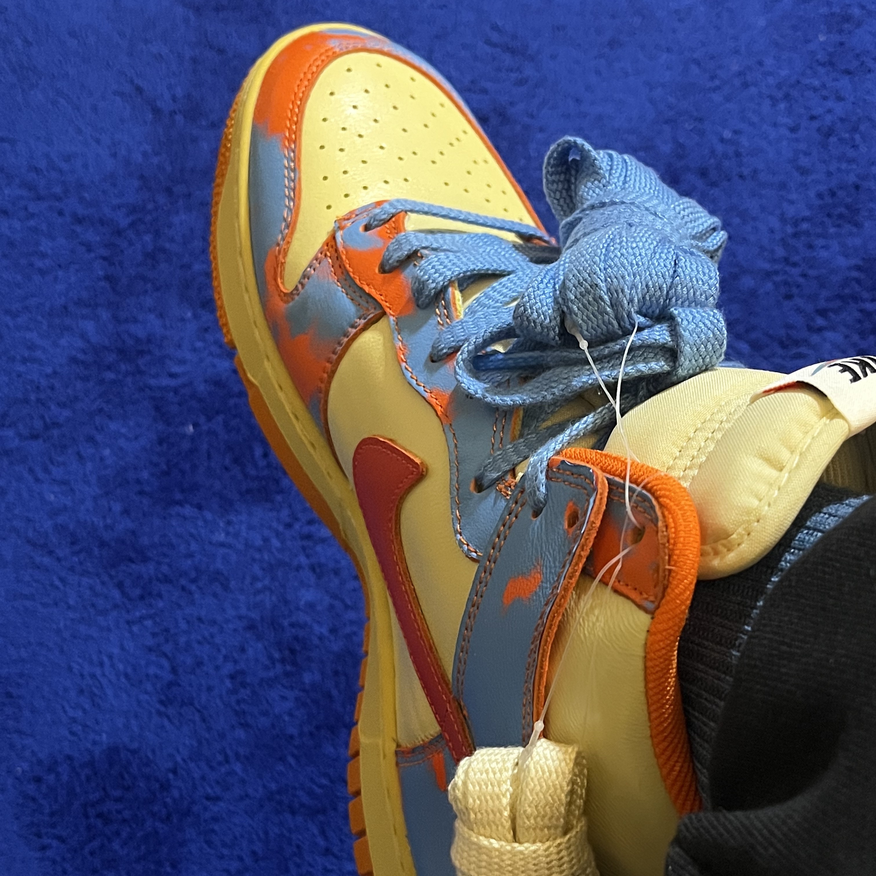 Nike Dunk High 1985 SP Orange Acid Wash 착용 스타일 - 1