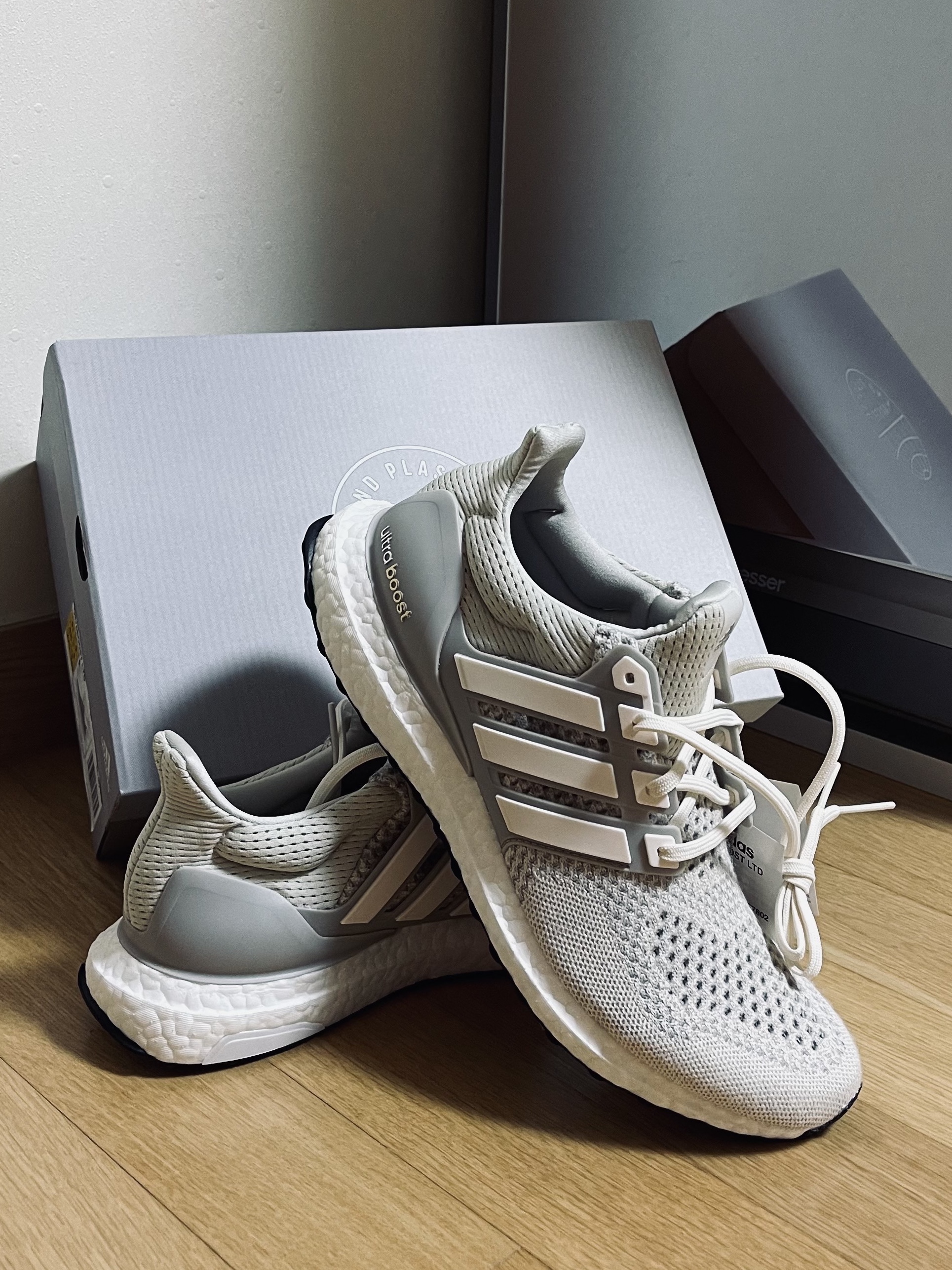 Adidas Ultraboost 1.0 Cream White 착용 스타일