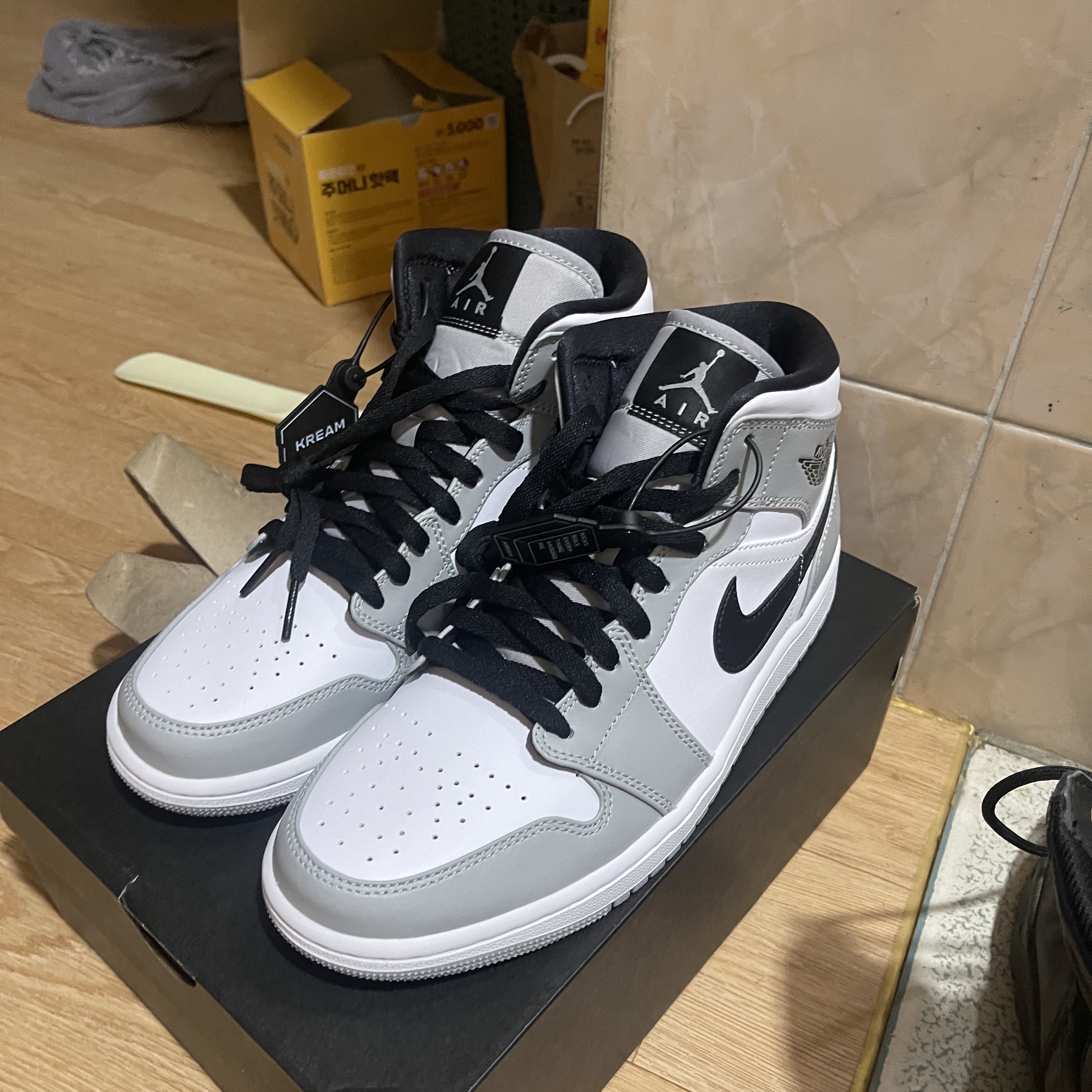 Jordan 1 Mid Light Smoke Grey 착용 스타일