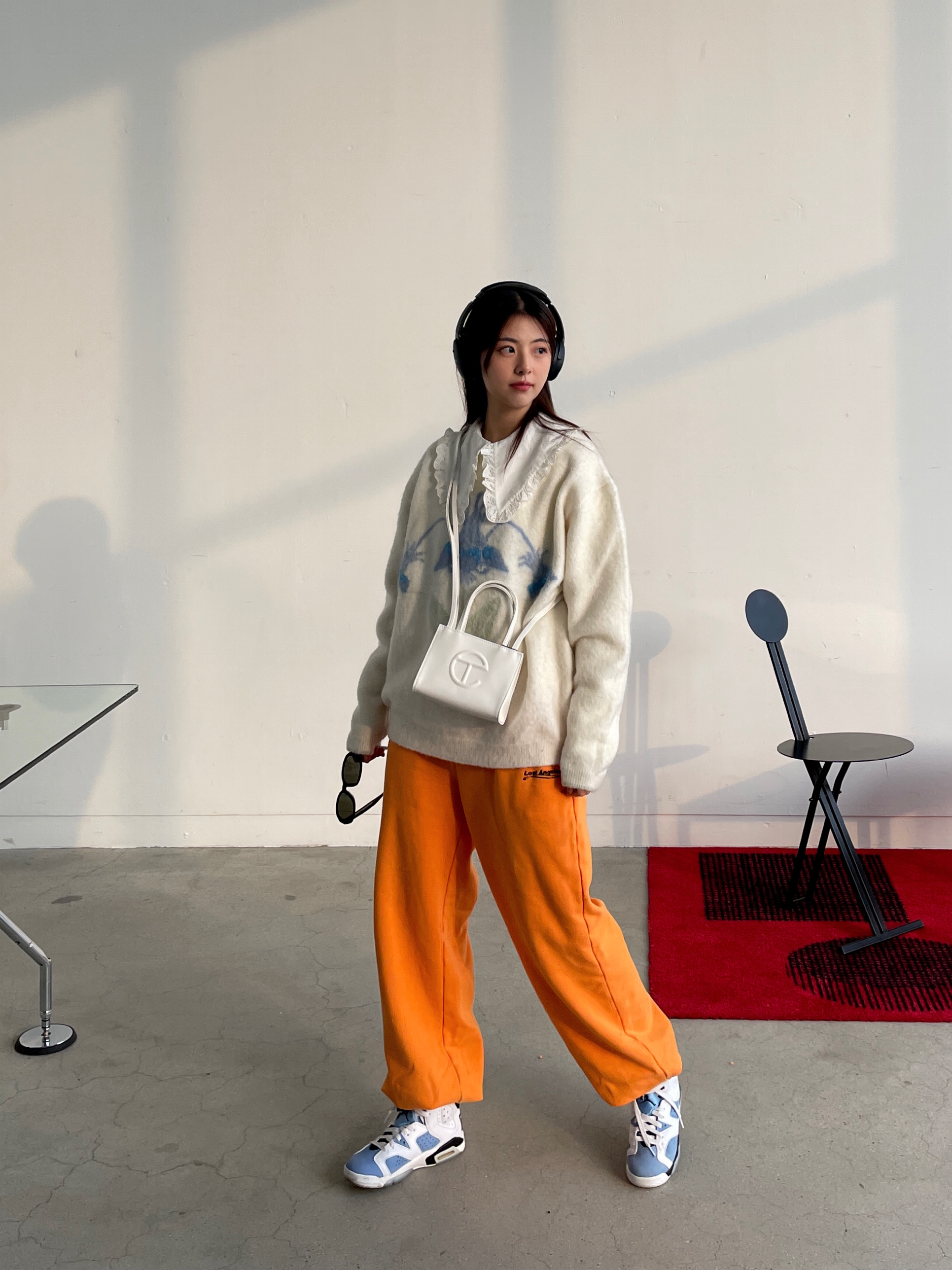 Telfar Small Shopping Bag White 착용 스타일 - 1
