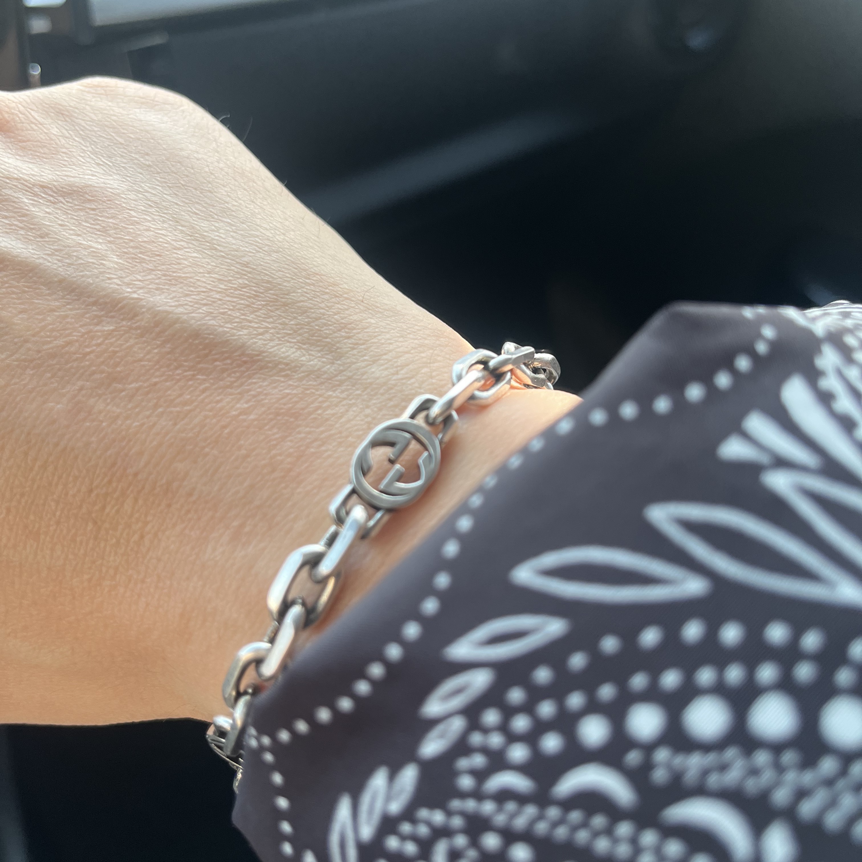 Gucci Interlocking G Bracelet Silver 착용 스타일