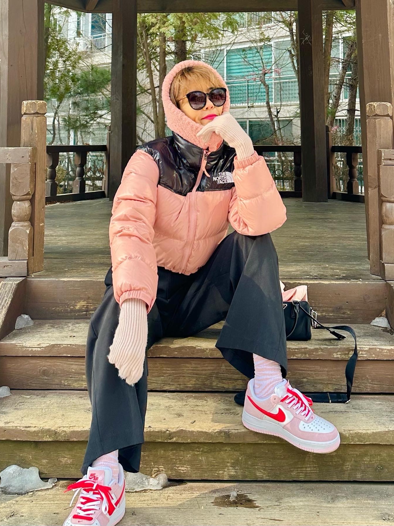 Nike Air Force 1 '07 QS Valentine's Day, (W) The North Face Nuptse Short Jacket Rose Tan 착용 스타일 - 4