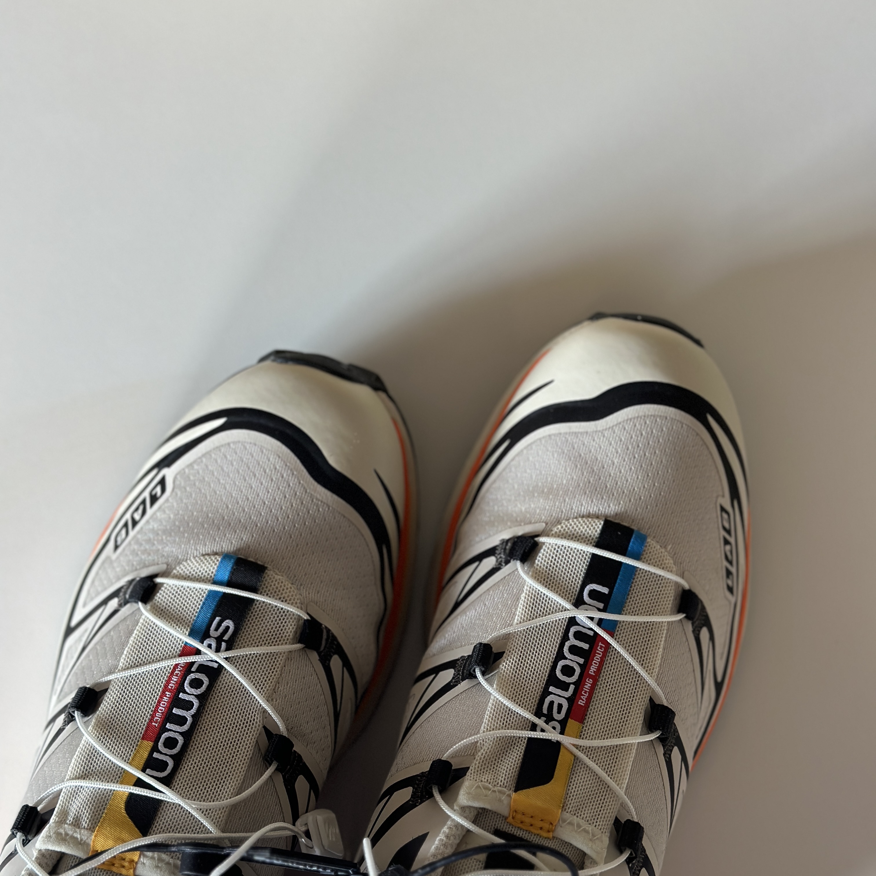 Salomon XT-6 Rainy Day Vibrant Orange 착용 스타일 - 3