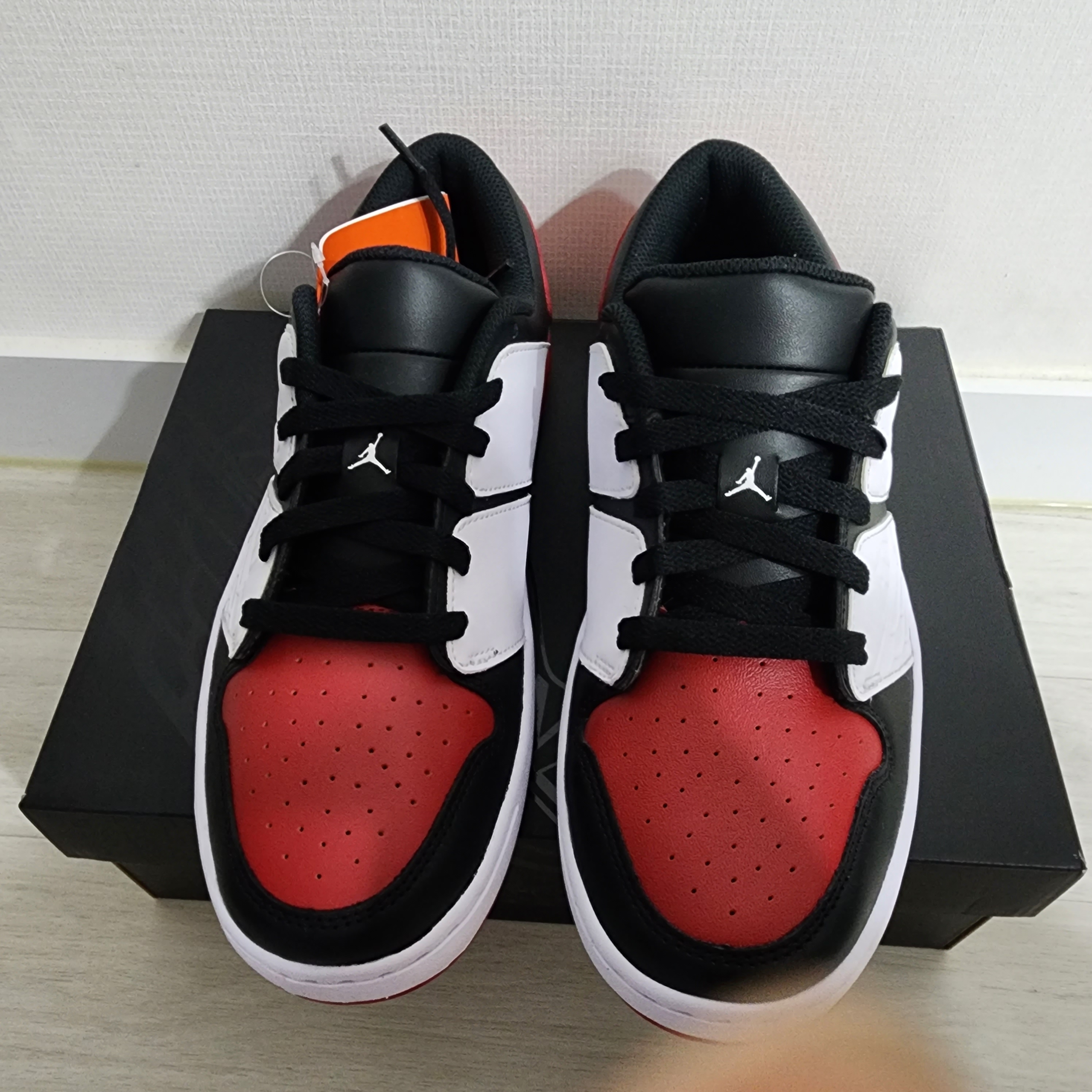 Jordan Nu Retro 1 Low Varsity Red 착용 스타일 - 2
