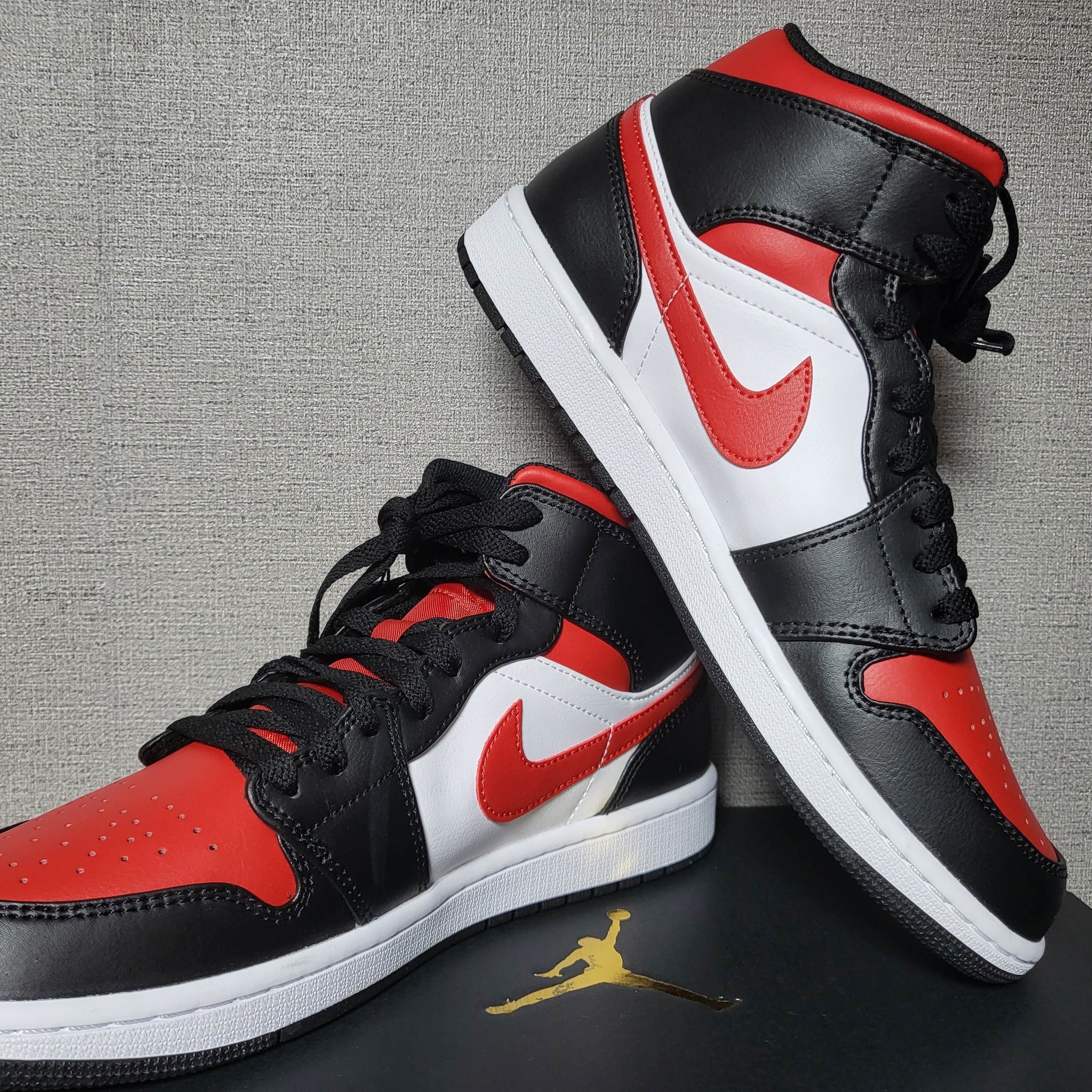 Jordan 1 Mid Black Fire Red 착용 스타일 - 1