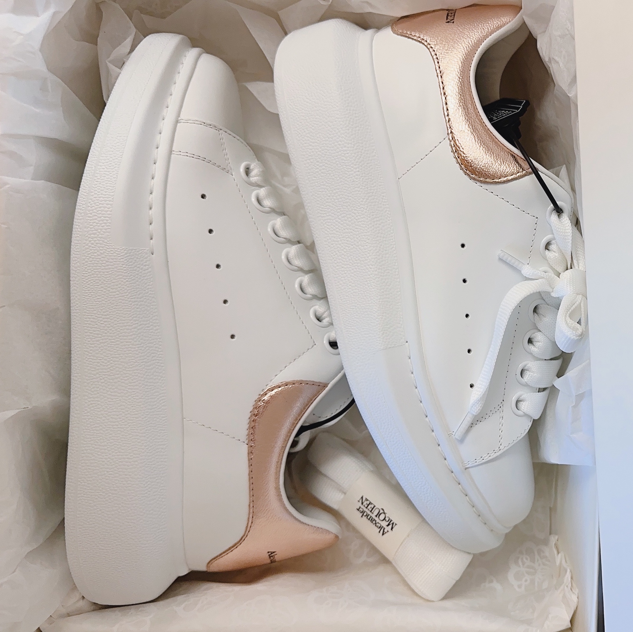 (W) Alexander McQueen Oversized Sneakers White Rose Gold 착용 스타일 - 3