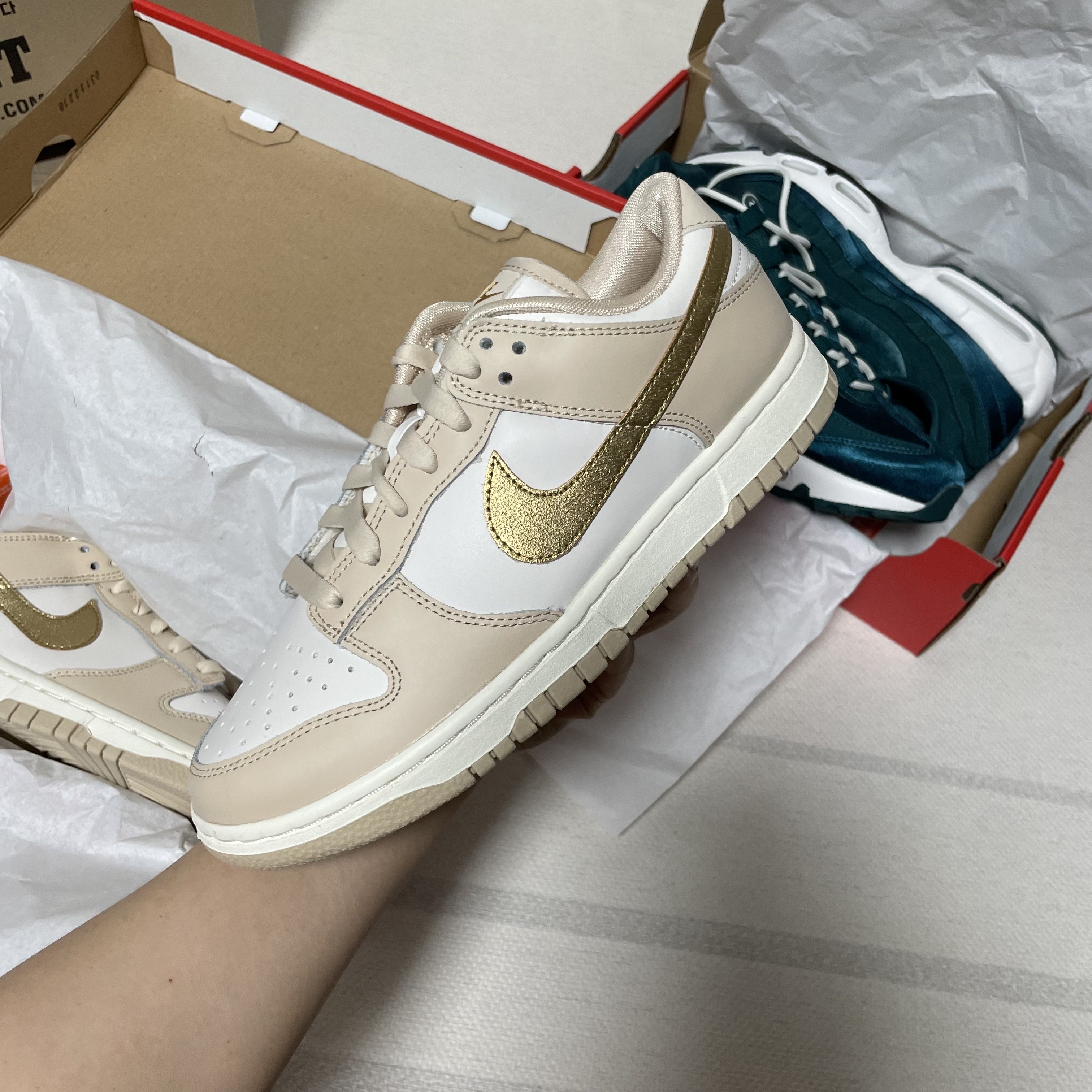 (W) Nike Dunk Low Sanddrift Metallic Gold 착용 스타일