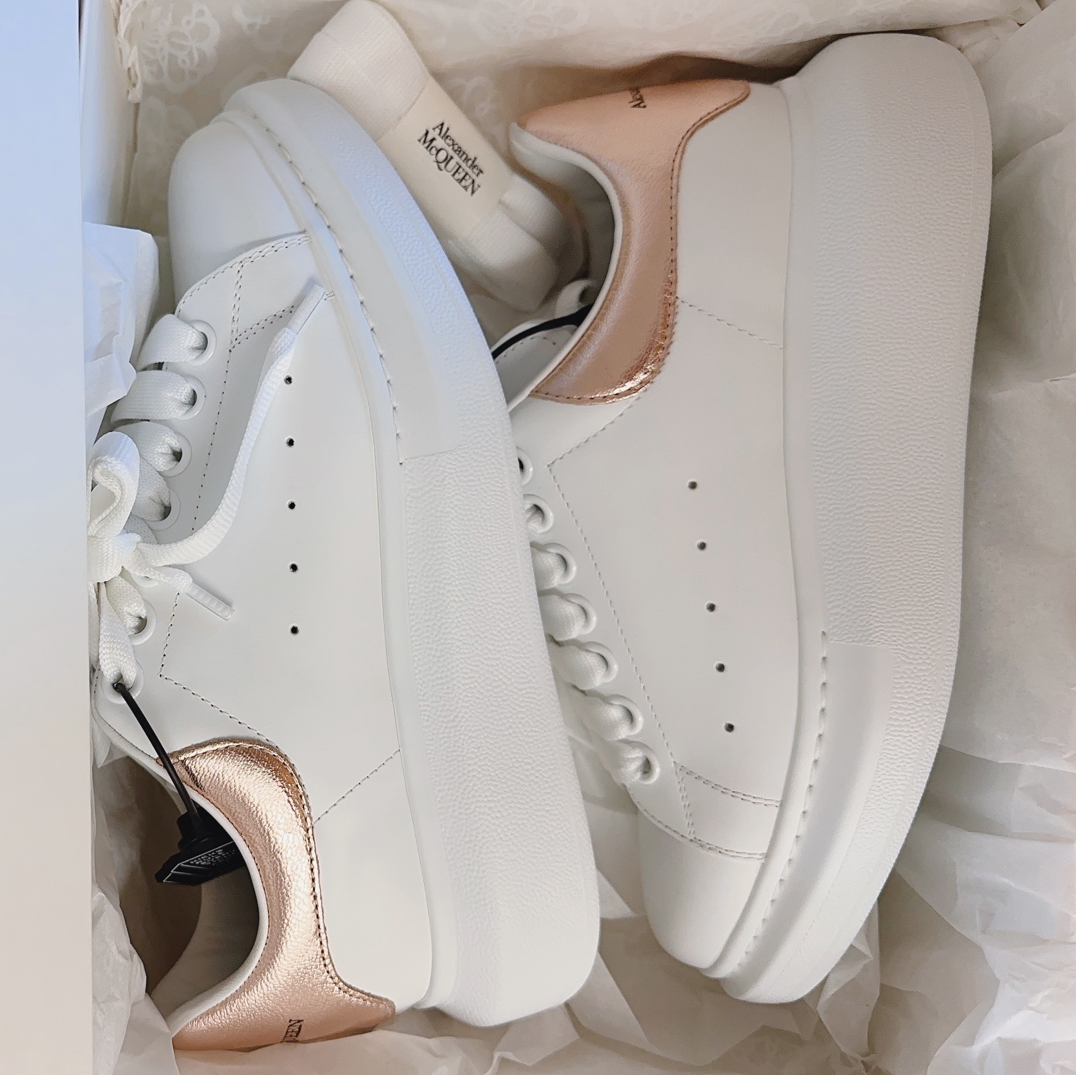(W) Alexander McQueen Oversized Sneakers White Rose Gold 착용 스타일 - 2