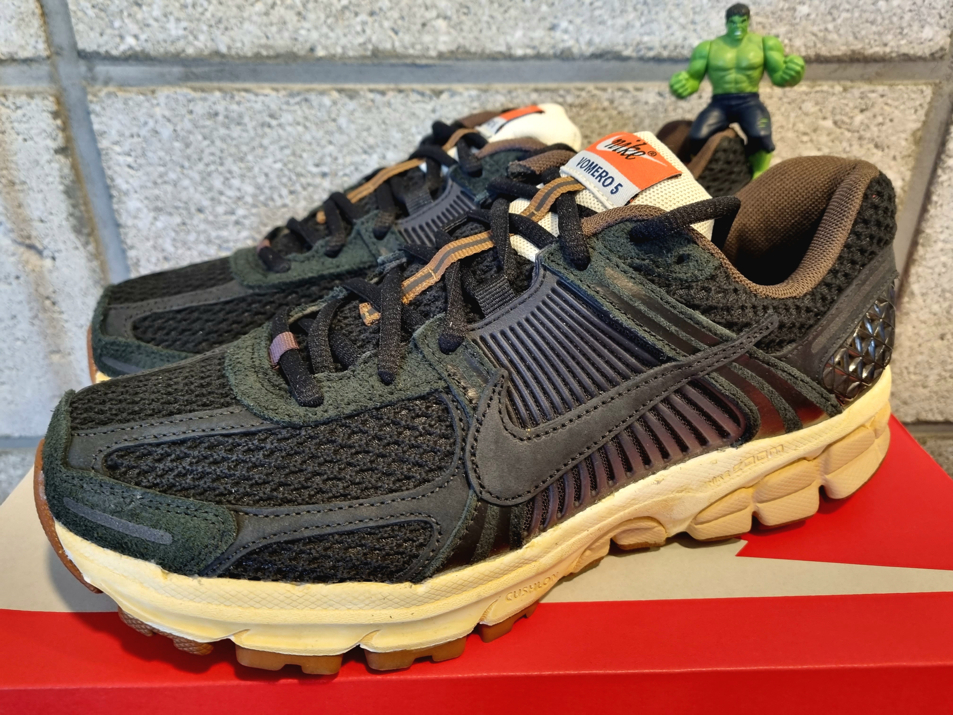 (W) Nike Zoom Vomero 5 Black 착용 스타일 - 1