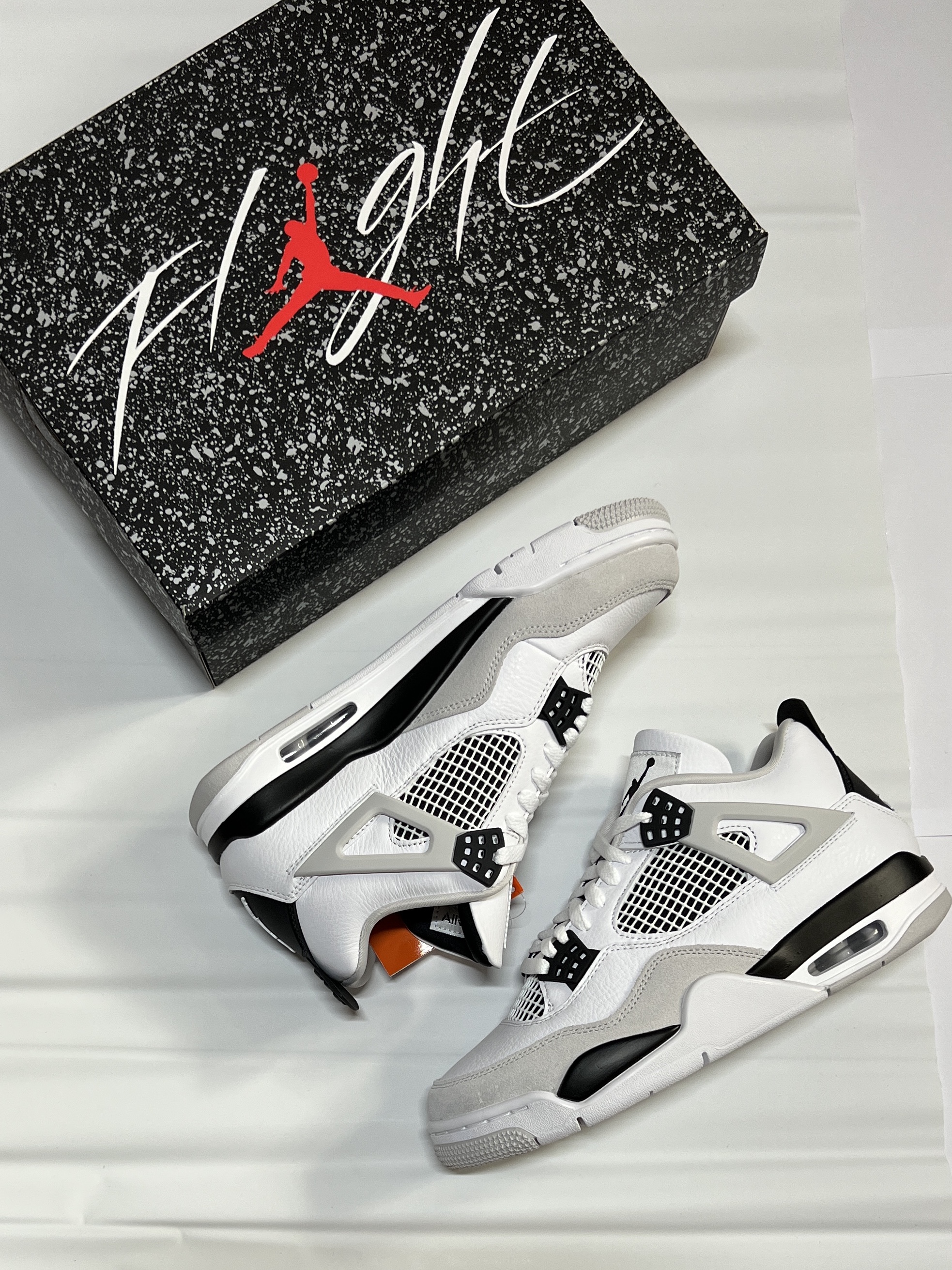 Jordan 4 Retro White and Black 착용 스타일
