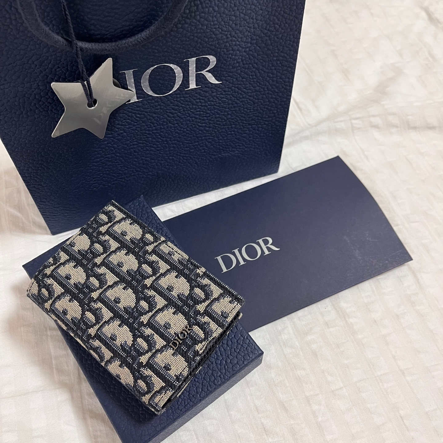 Dior Bi-Fold Card Holder Beige & Black Dior Oblique Jacquard 착용 스타일