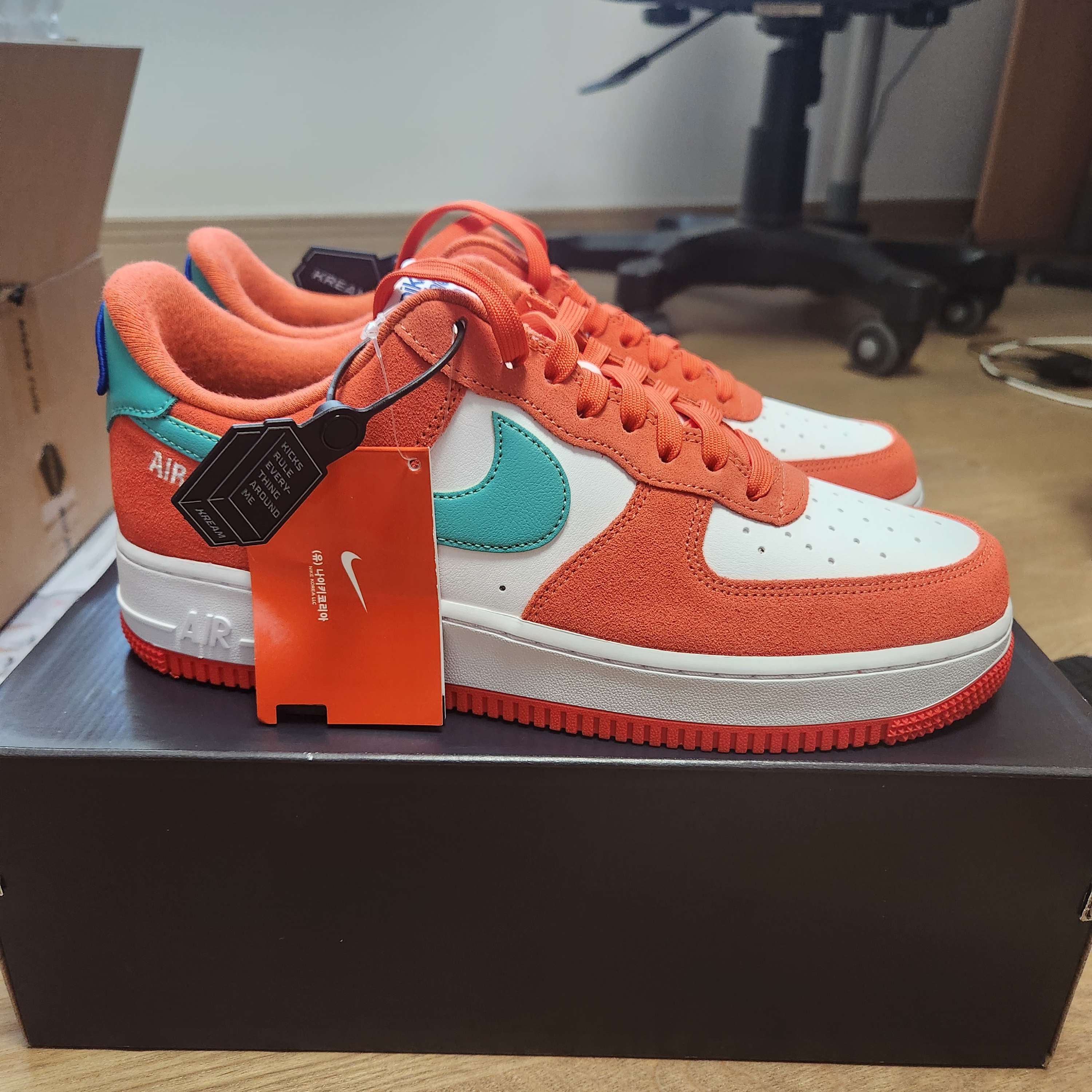 Nike Air Force 1 '07 LV8 Athletic Club Rush Orange Washed Teal 착용 스타일