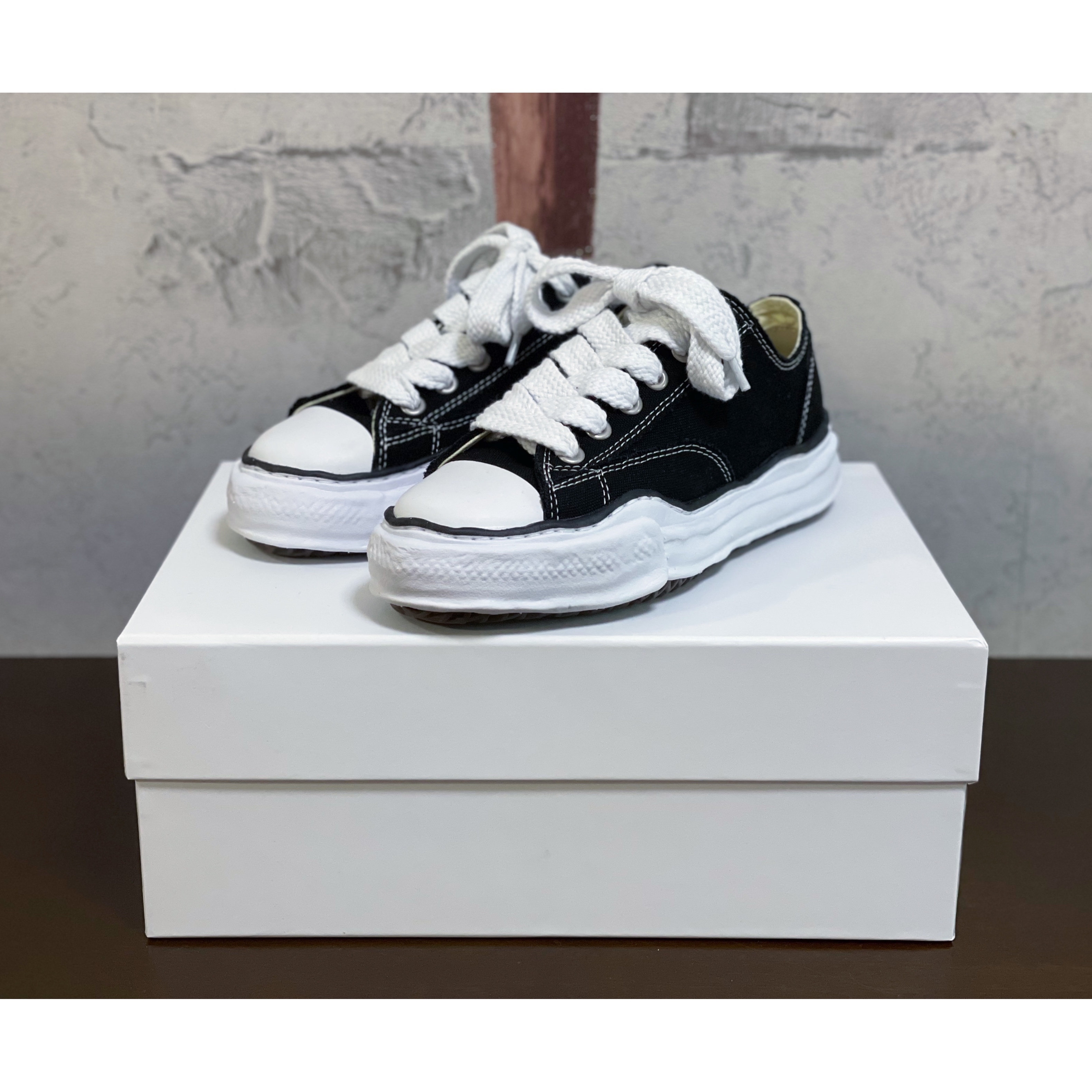 Maison Mihara Yasuhiro Peterson OG Sole Canvas Low Sneakers Black 착용 스타일