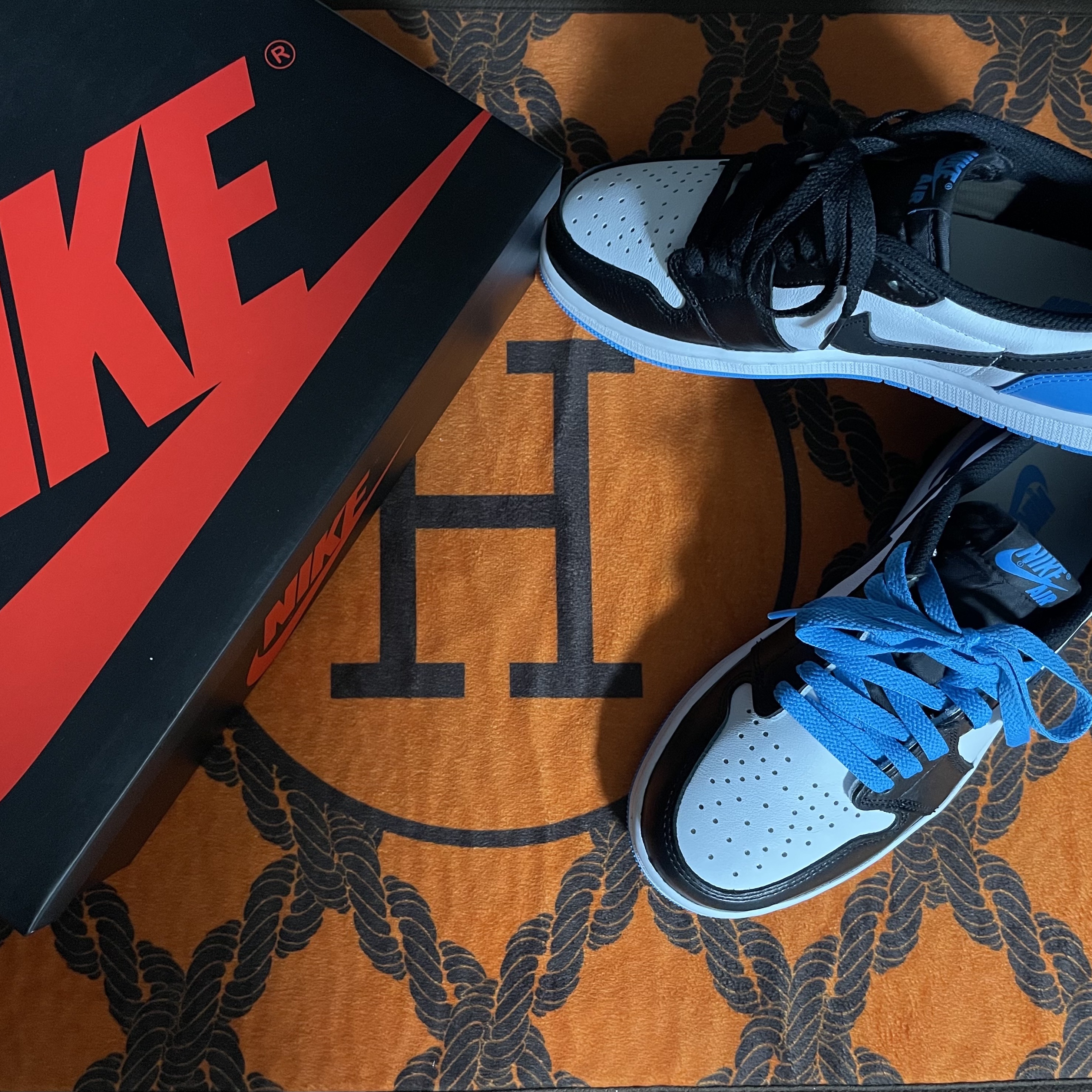 Jordan 1 Retro Low OG Black and Dark Powder Blue 착용 스타일 - 2