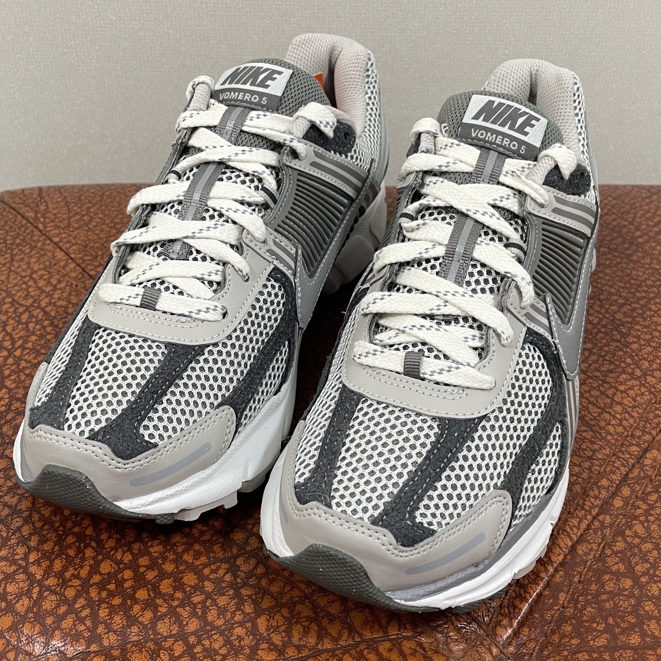 Nike Zoom Vomero 5 PRM Light Iron Ore and Flat Fewter 착용 스타일 - 4