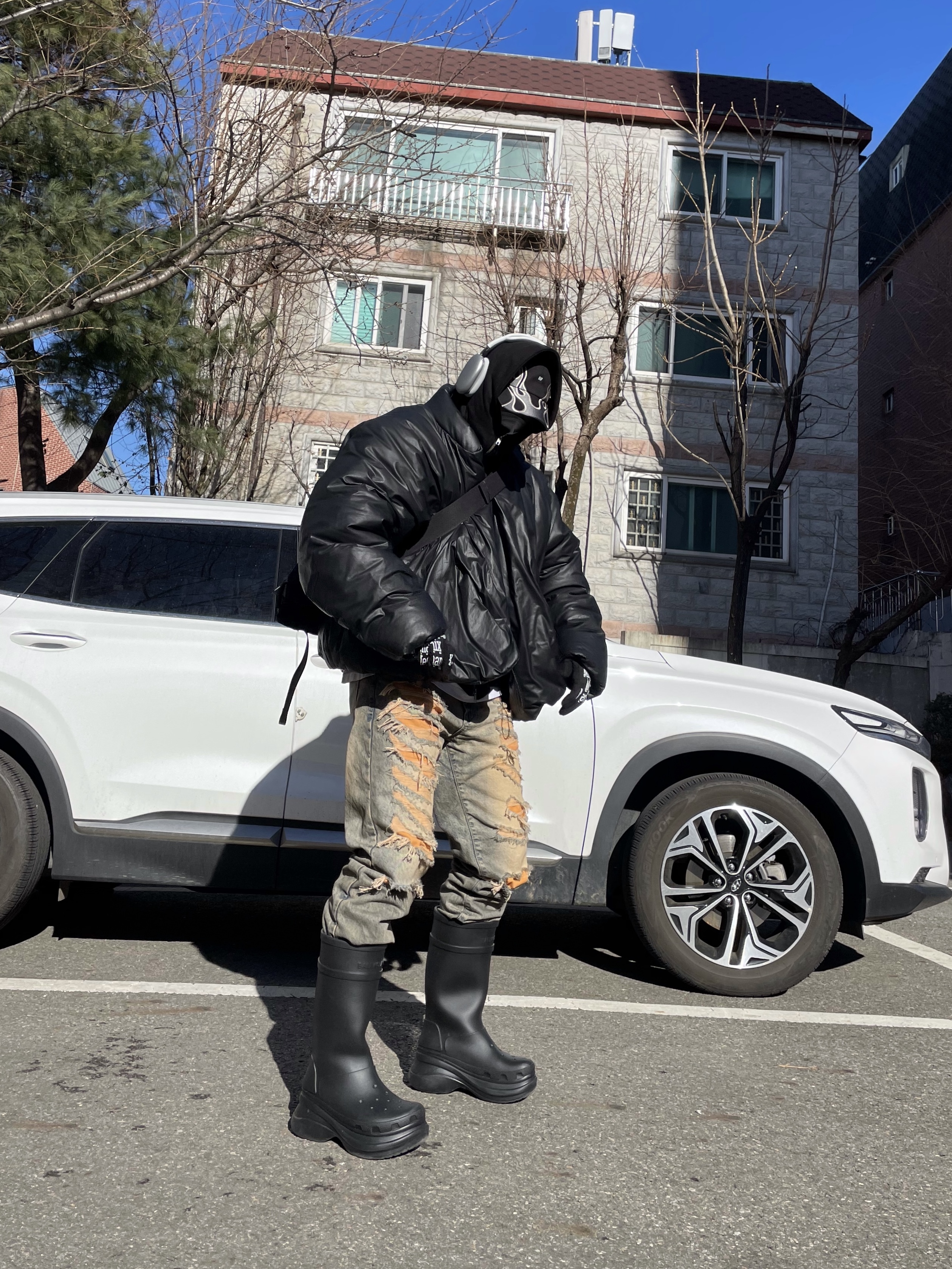 Yeezy Gap Round Jacket Black, Yeezy Gap Engineered By Balenciaga Flame Cap Black 착용 스타일 - 1