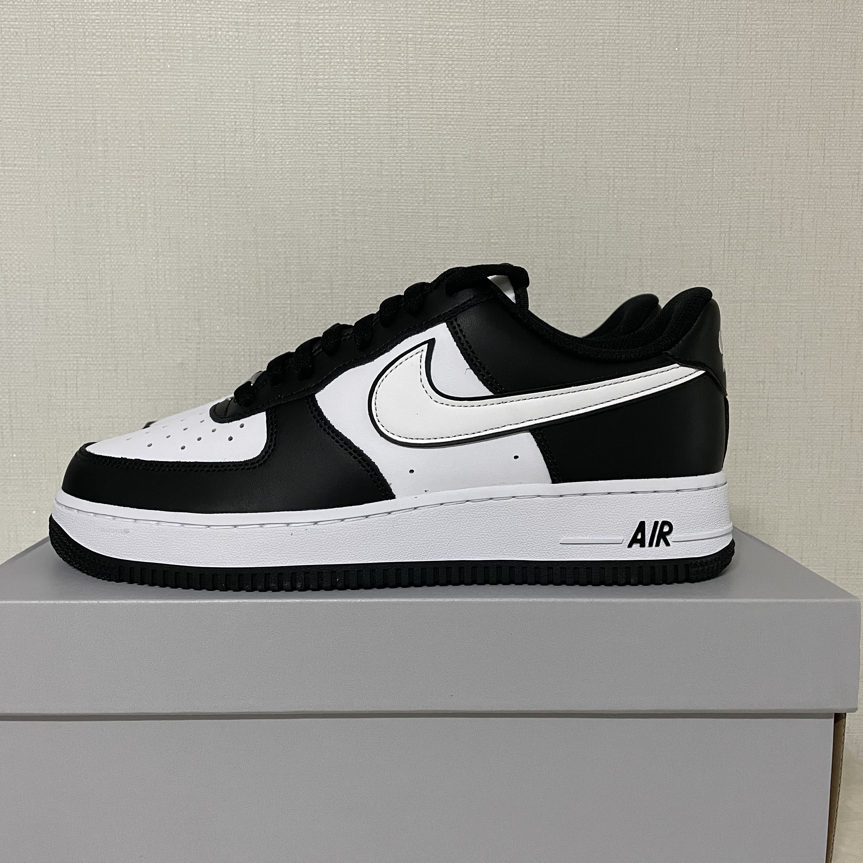 Nike Air Force 1 '07 Black White 착용 스타일 - 3