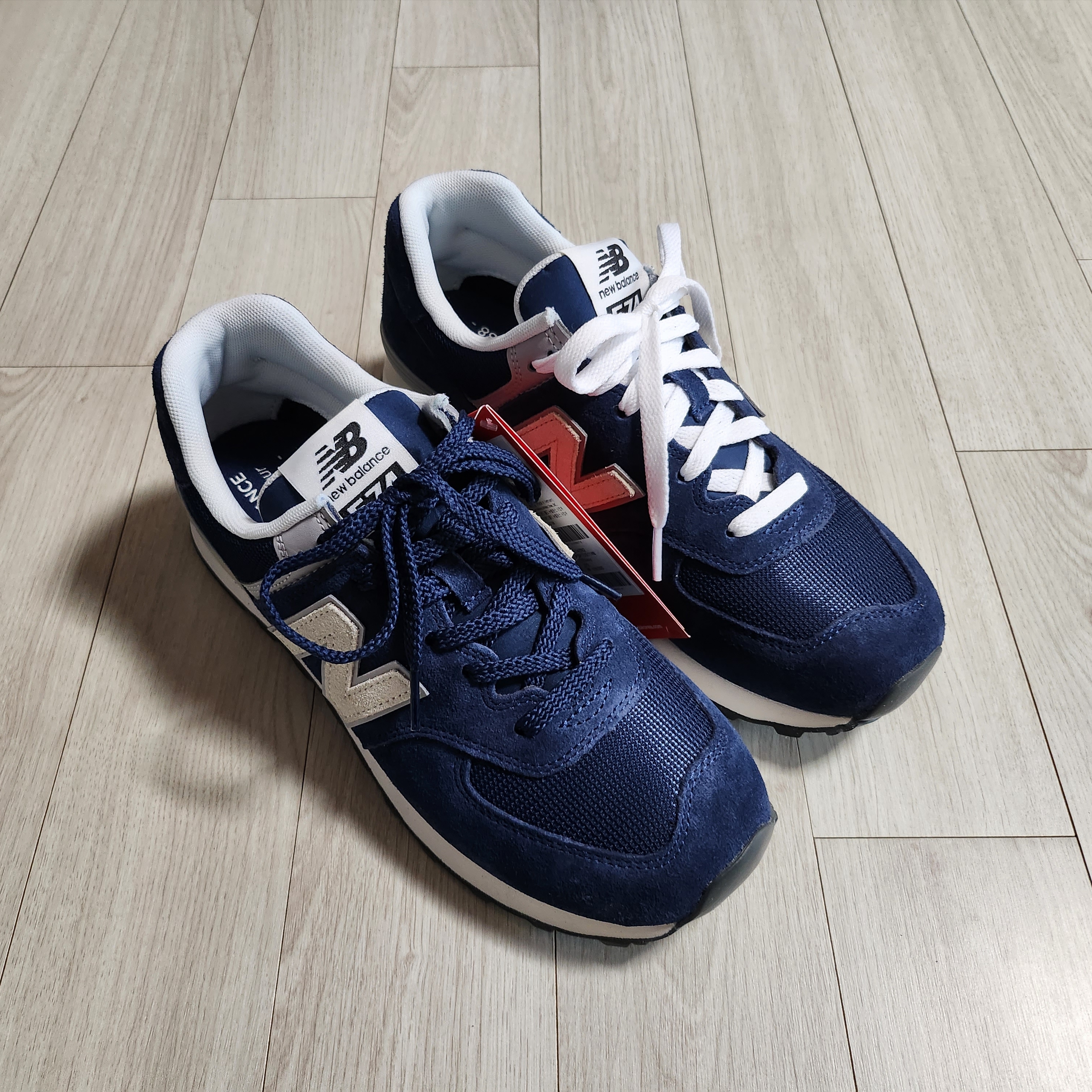 New Balance 574 Classics Reimagined Navy 착용 스타일 - 1