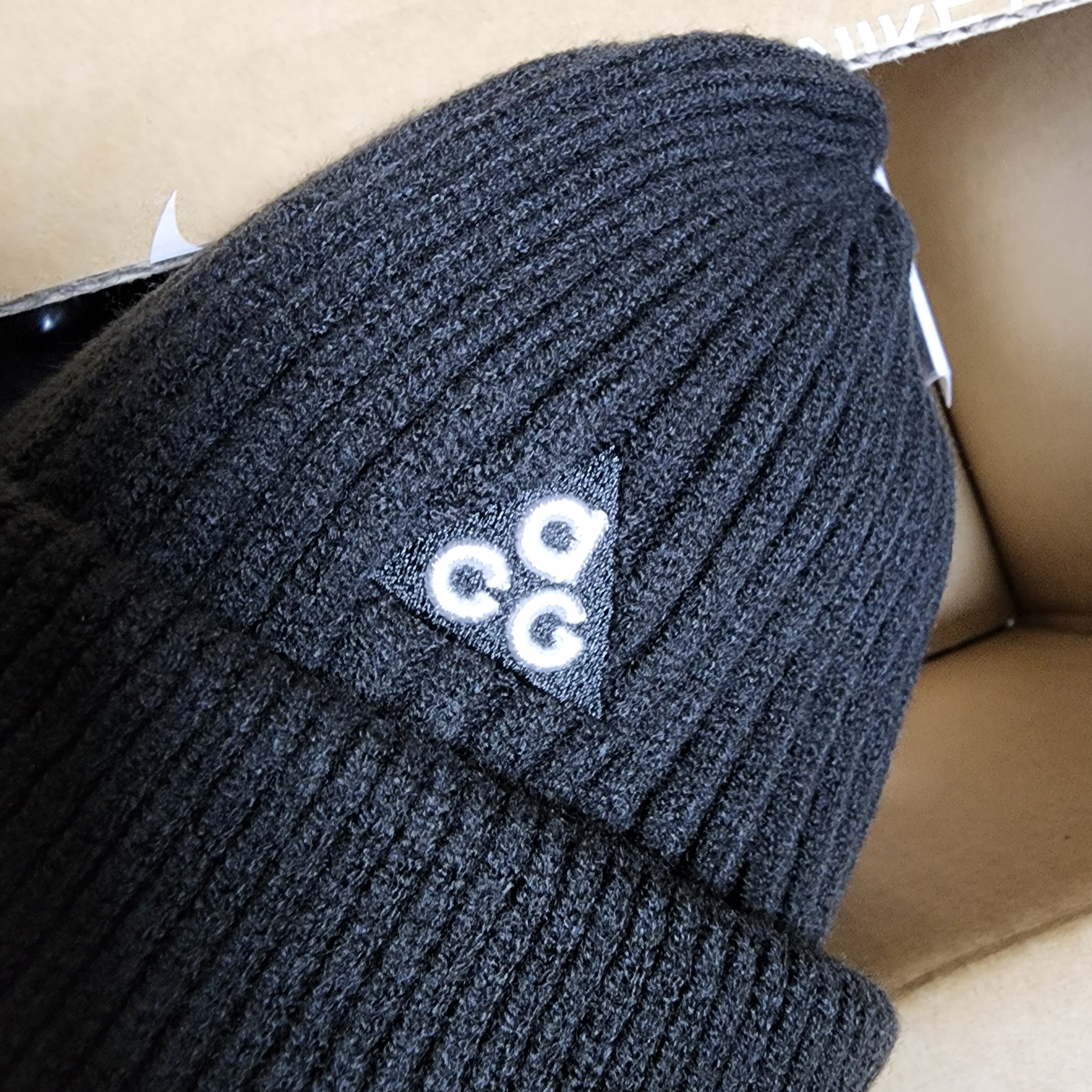 Nike NRG ACG Cuffed Beanie Black 착용 스타일 - 1