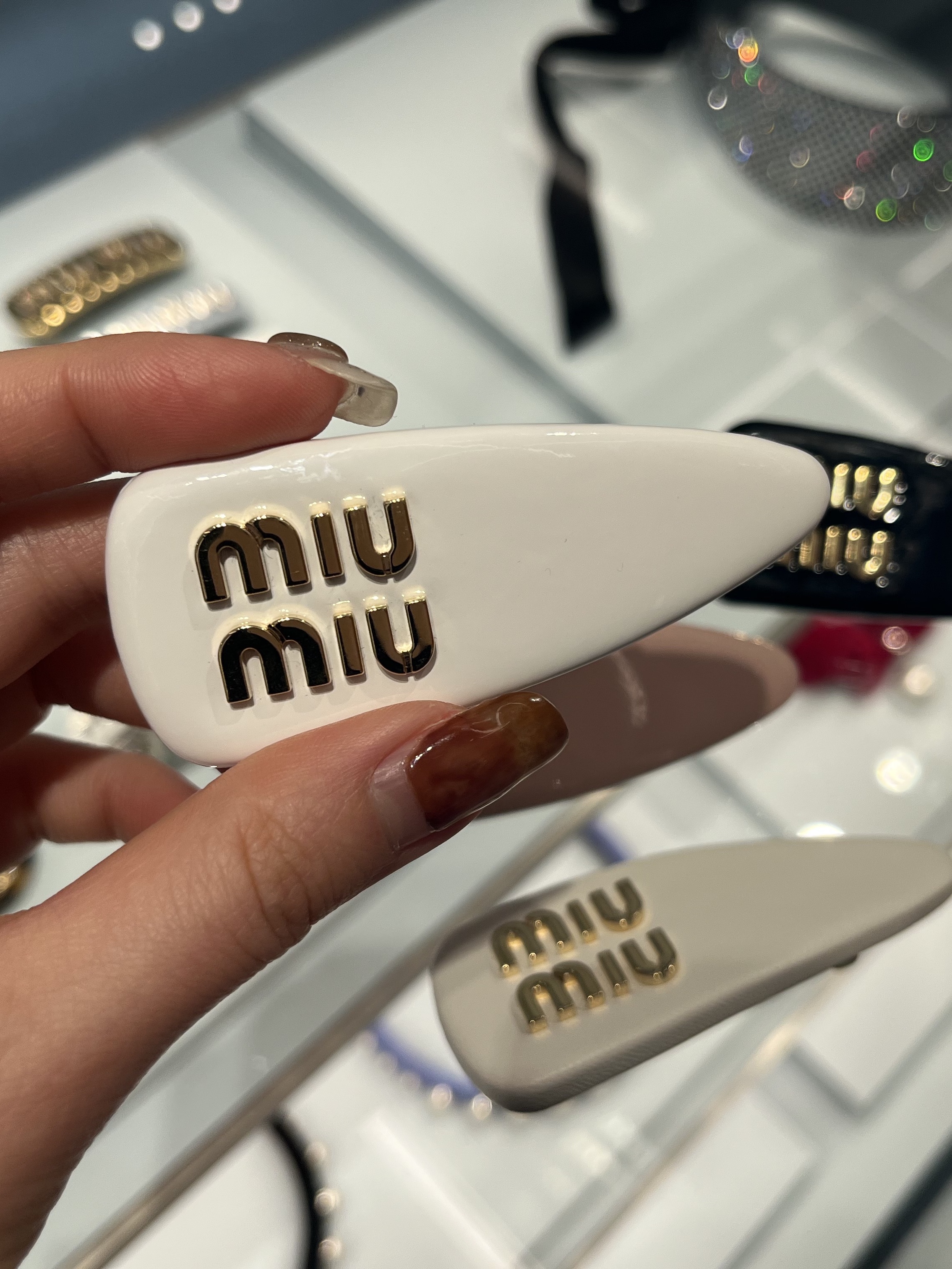 (W) Miu Miu Patent Leather Hair Clip Black, (W) Miu Miu Patent Leather Hair Clip Alabaster Pink 착용 스타일 - 3