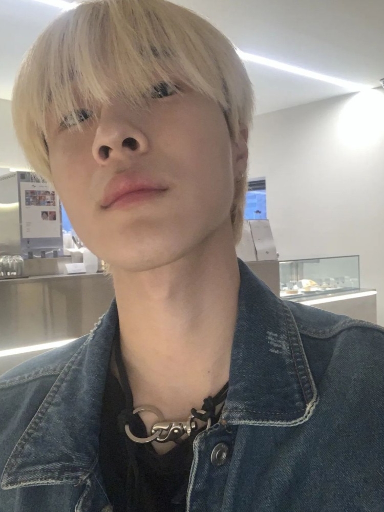 Our Legacy Ladon Leather Keychain Black 착용 스타일