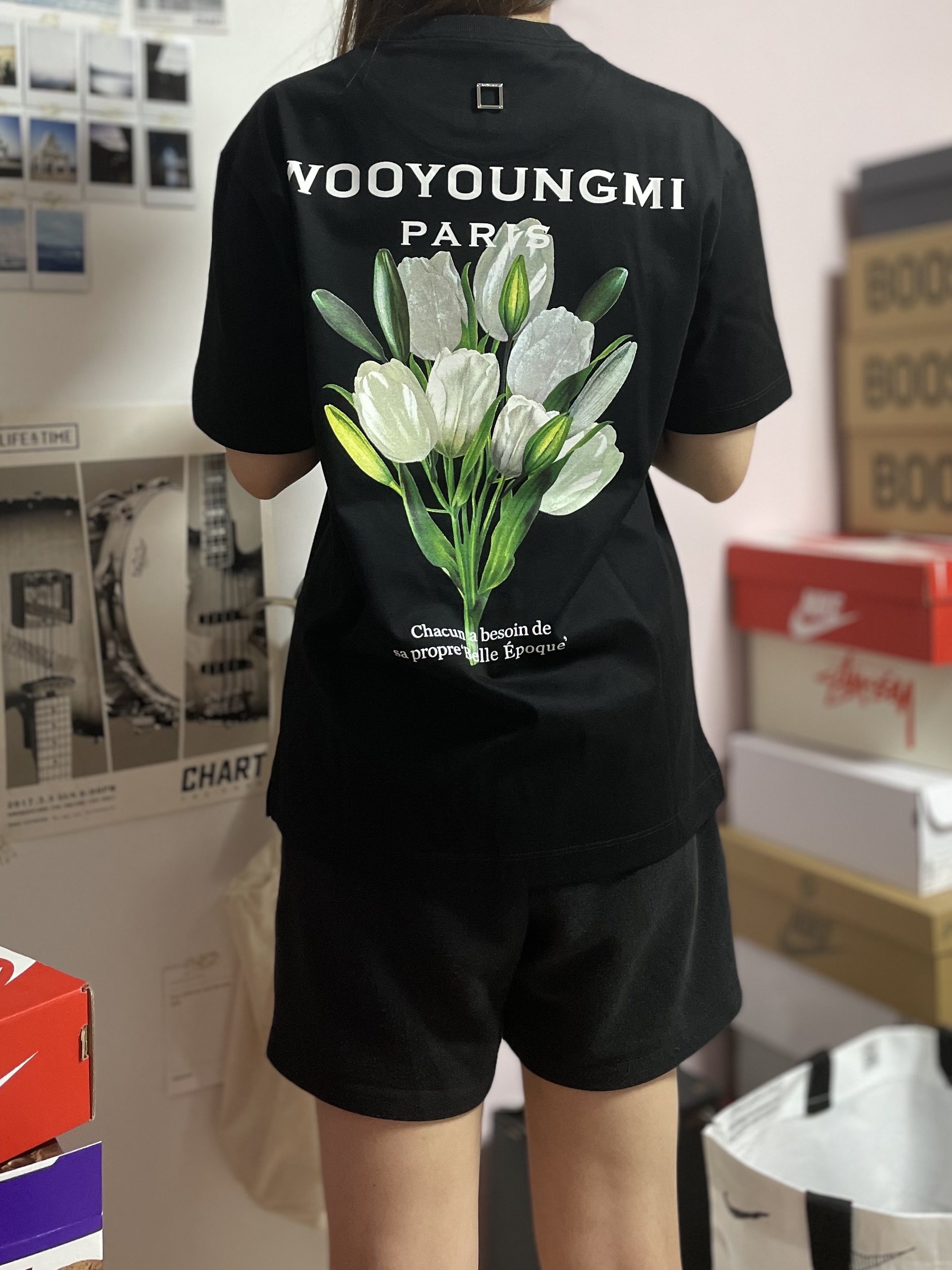 (W) Wooyoungmi Flower Print Back Logo T-Shirt Black - 22SS 착용 스타일