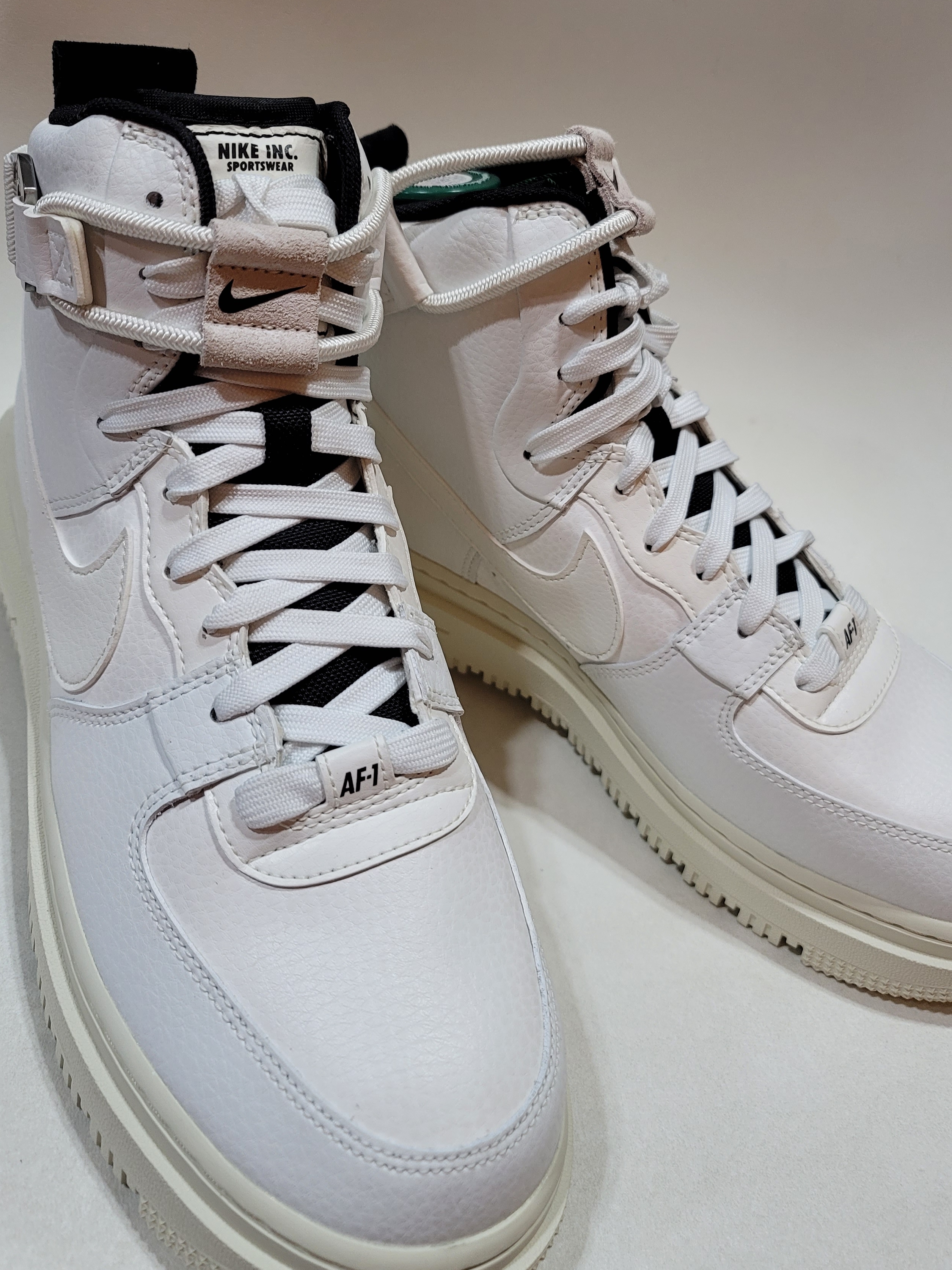 (W) Nike Air Force 1 High Utility 2.0 Summit White 착용 스타일 - 2