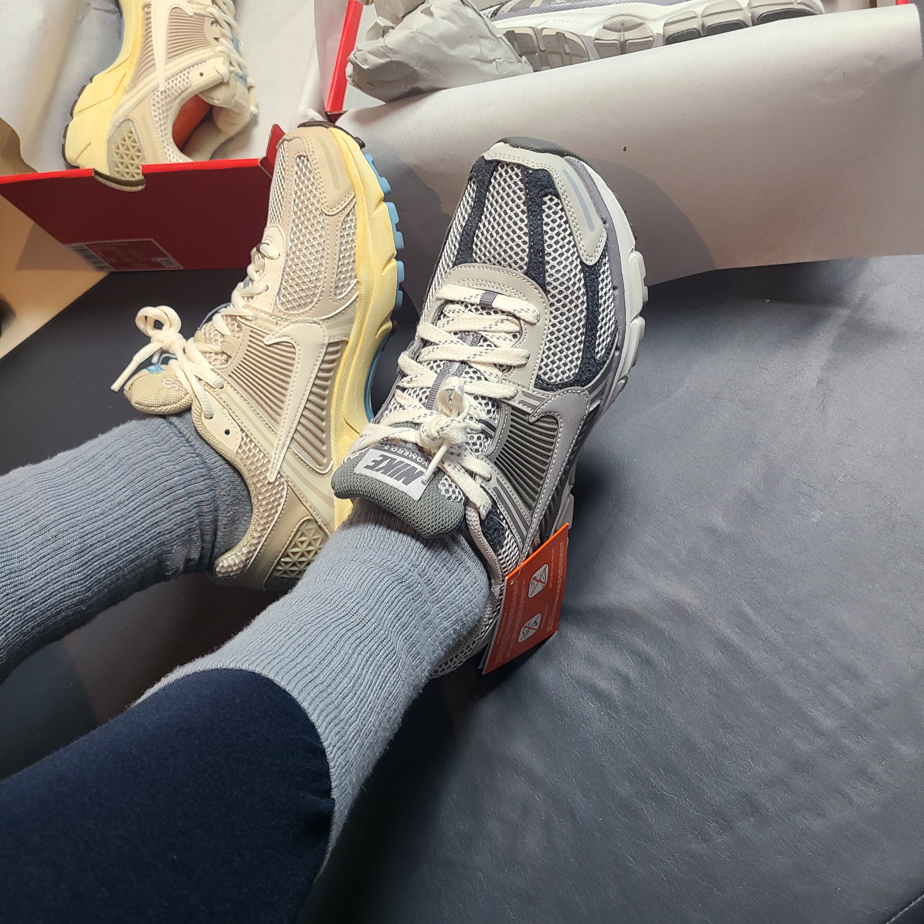Nike Zoom Vomero 5 PRM Light Iron Ore and Flat Fewter, (W) Nike Zoom Vomero 5 Oatmeal 착용 스타일 - 1