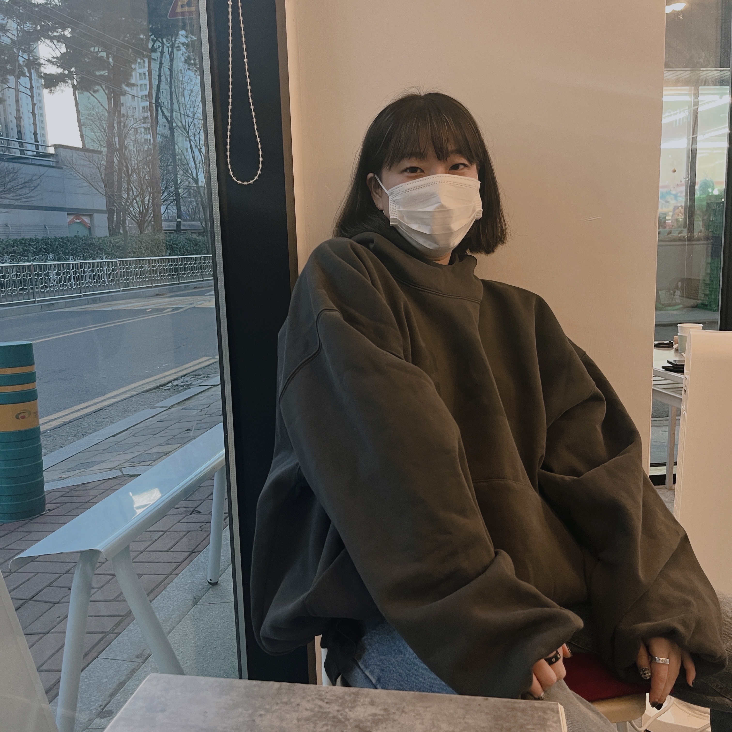 Yeezy Gap Engineered By Balenciaga Dove Hoodie Black 착용 스타일 - 3