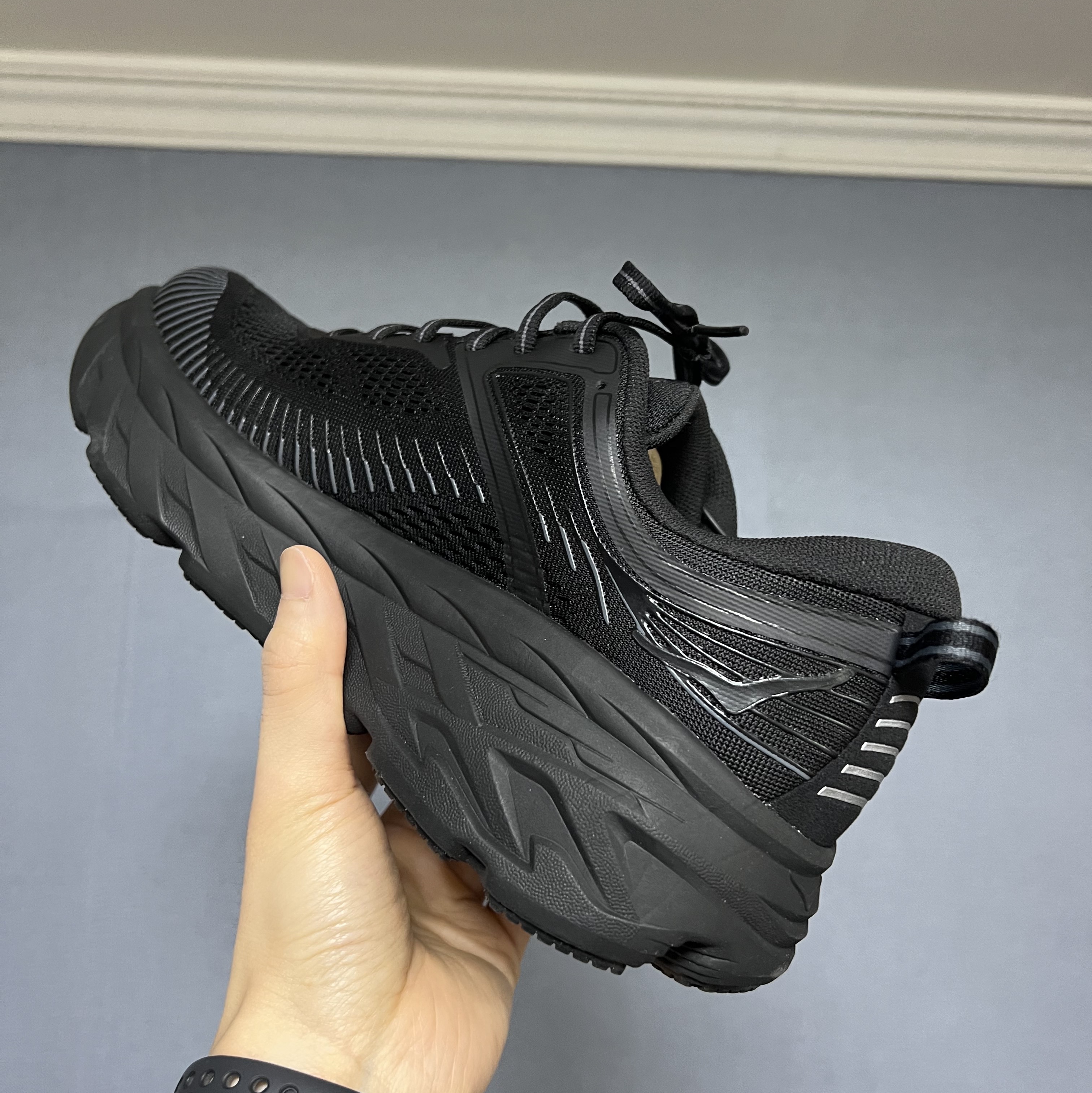 Hoka Bondi 7 Black 착용 스타일 - 2