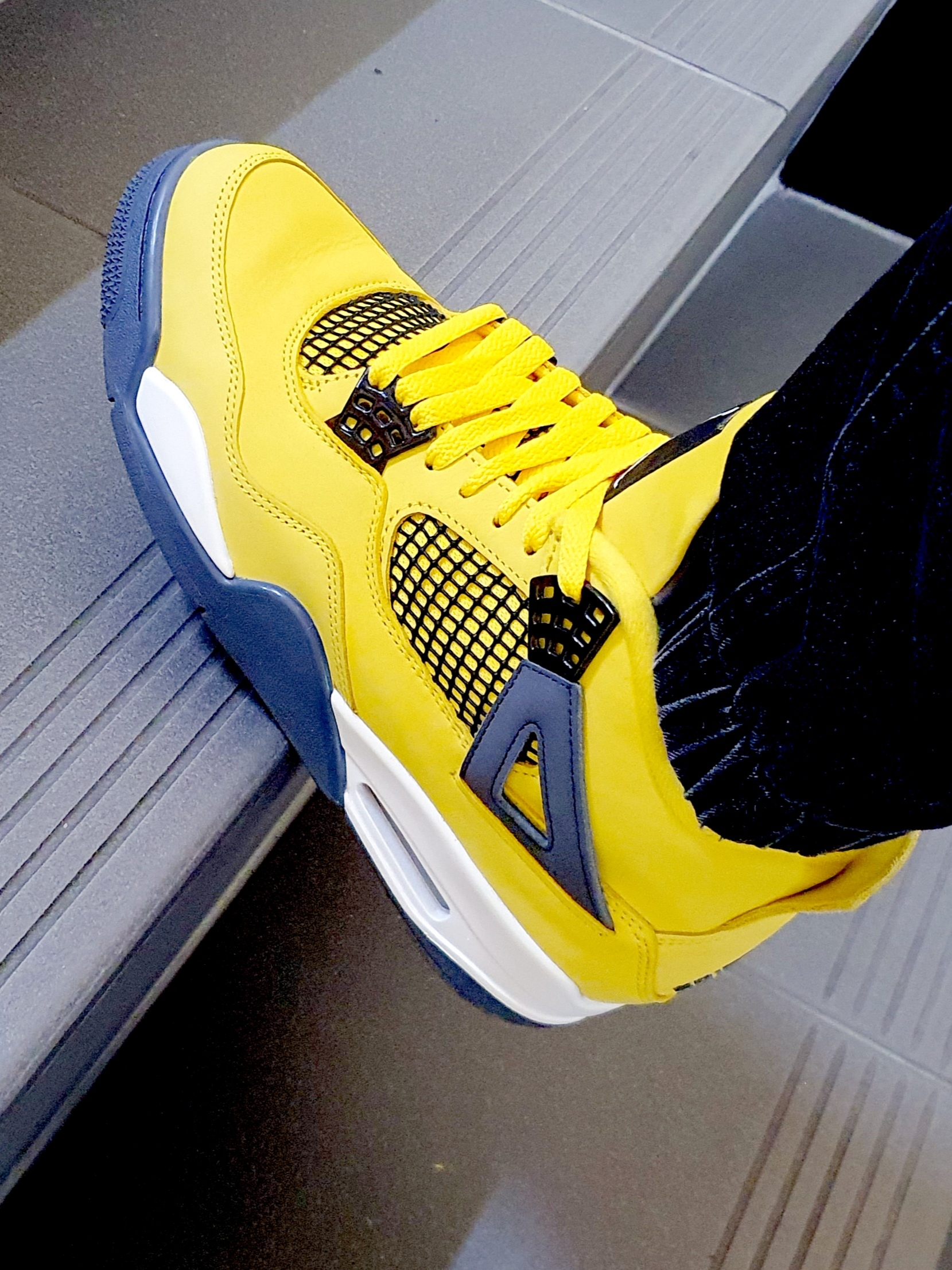 Jordan 4 Retro Tour Yellow 착용 스타일 - 5