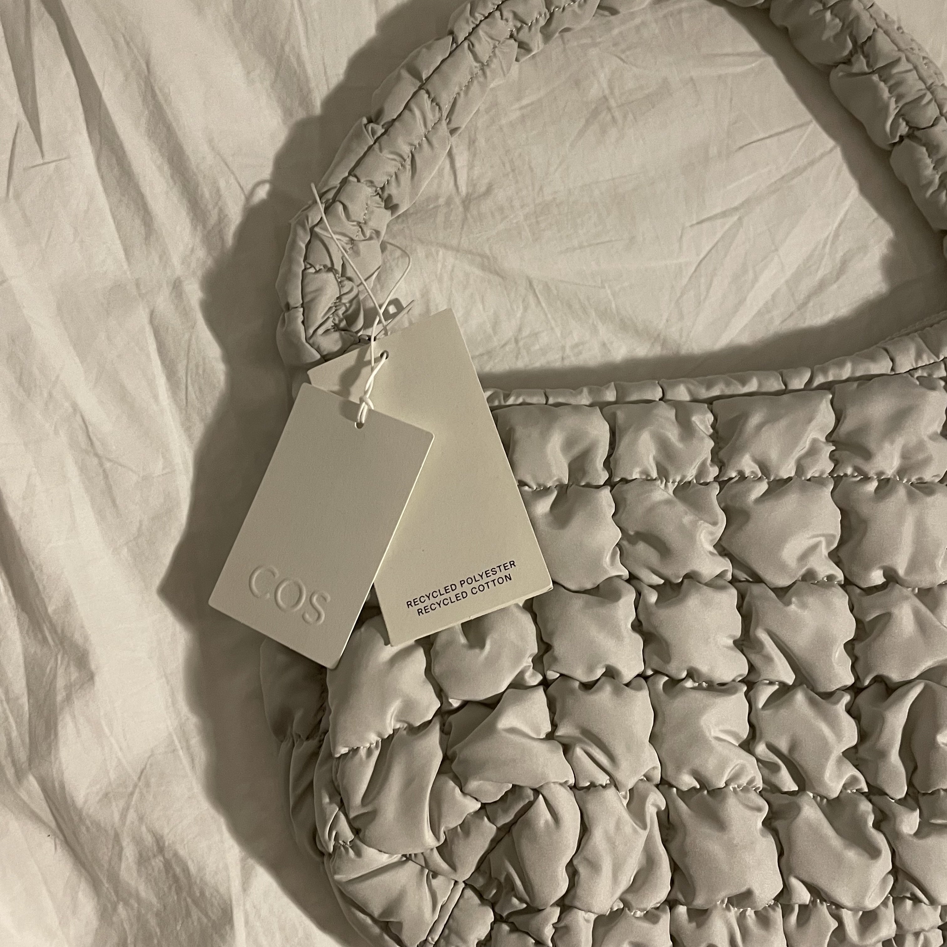 COS Quilted Mini Bag Light Grey 착용 스타일 - 1