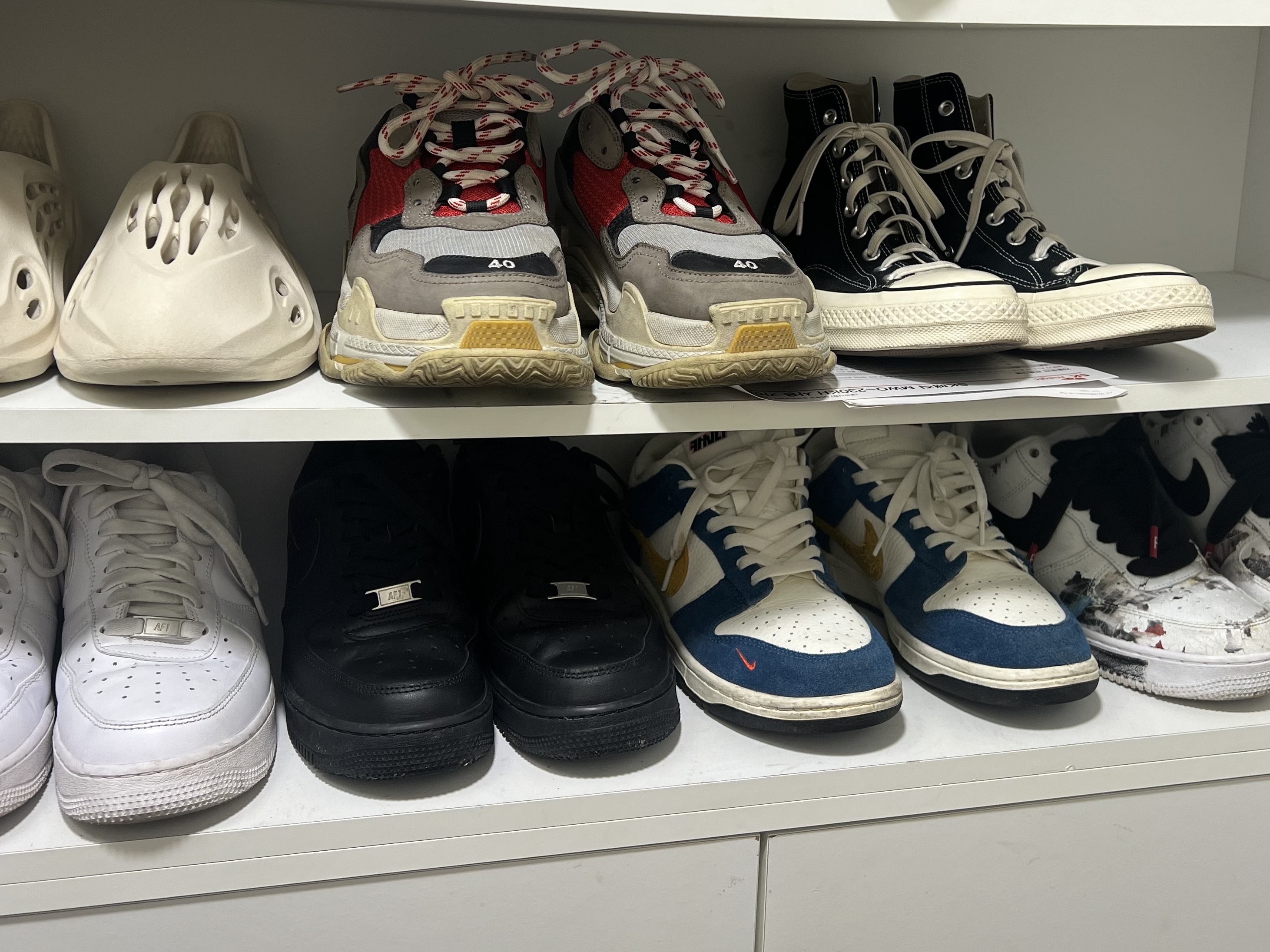 Adidas Yeezy Foam RNNR Sand, Balenciaga Triple S Grey Red Blue 2018 Reissue 착용 스타일