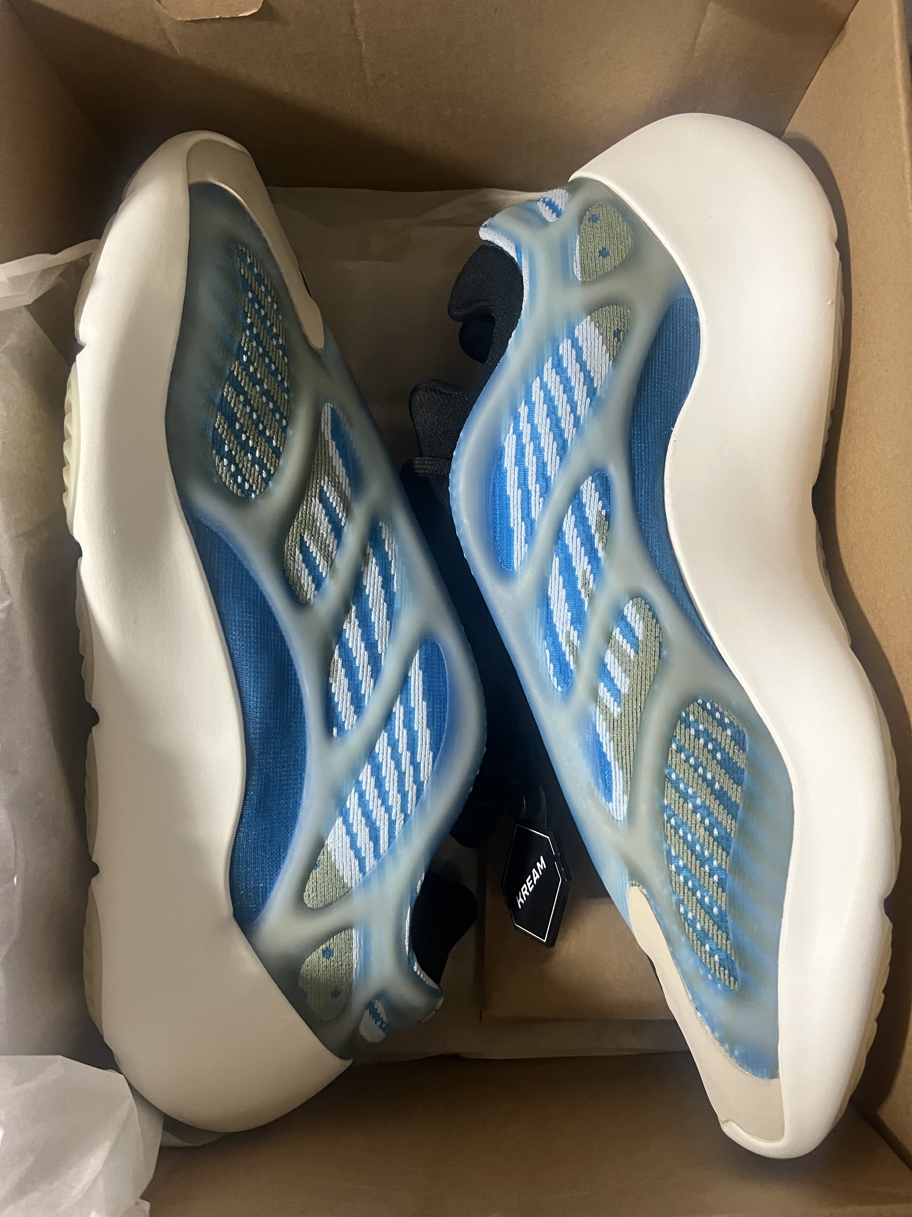 Adidas Yeezy 700 V3 Arzareth 착용 스타일
