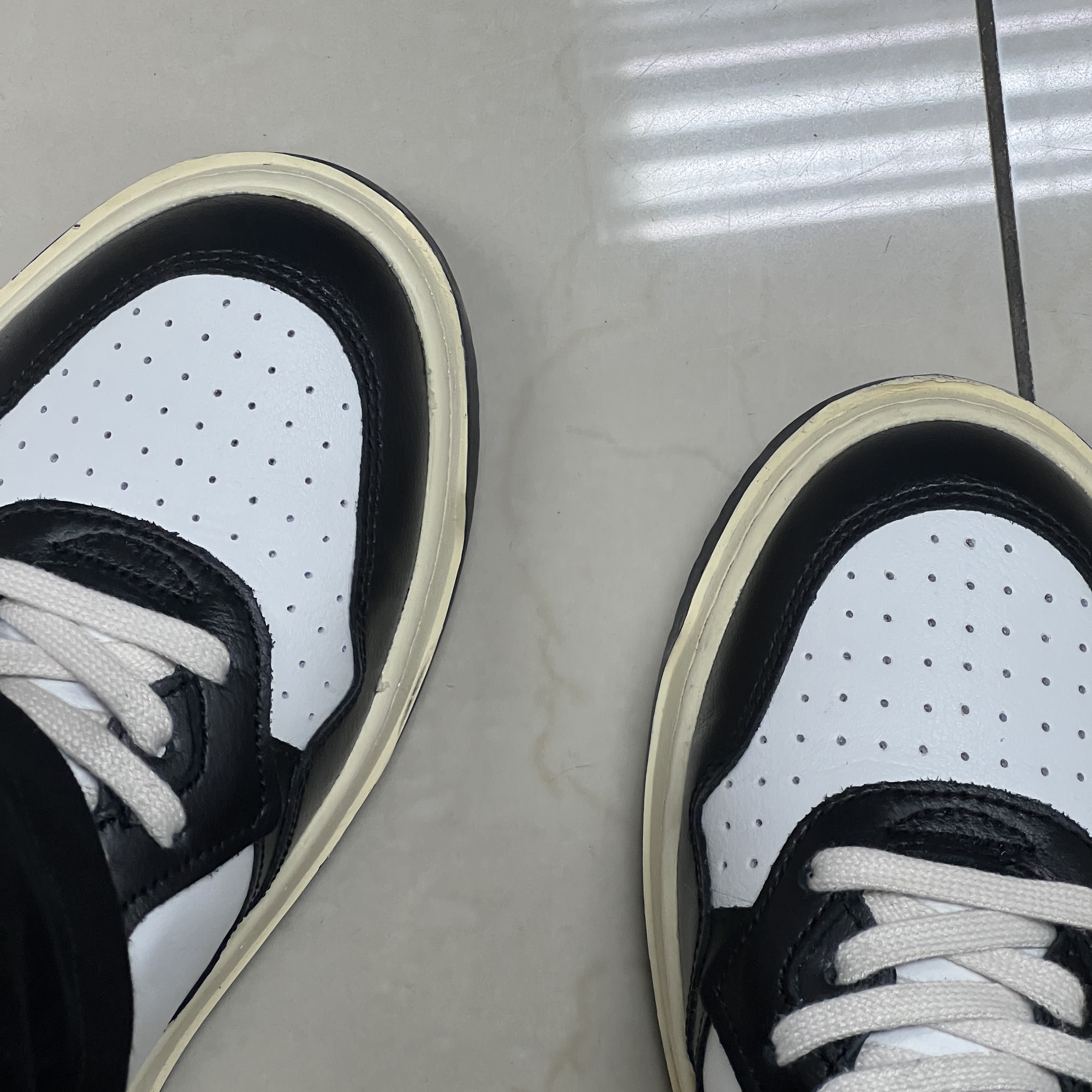Autry Medalist Low Leather Sneakers Black White 착용 스타일