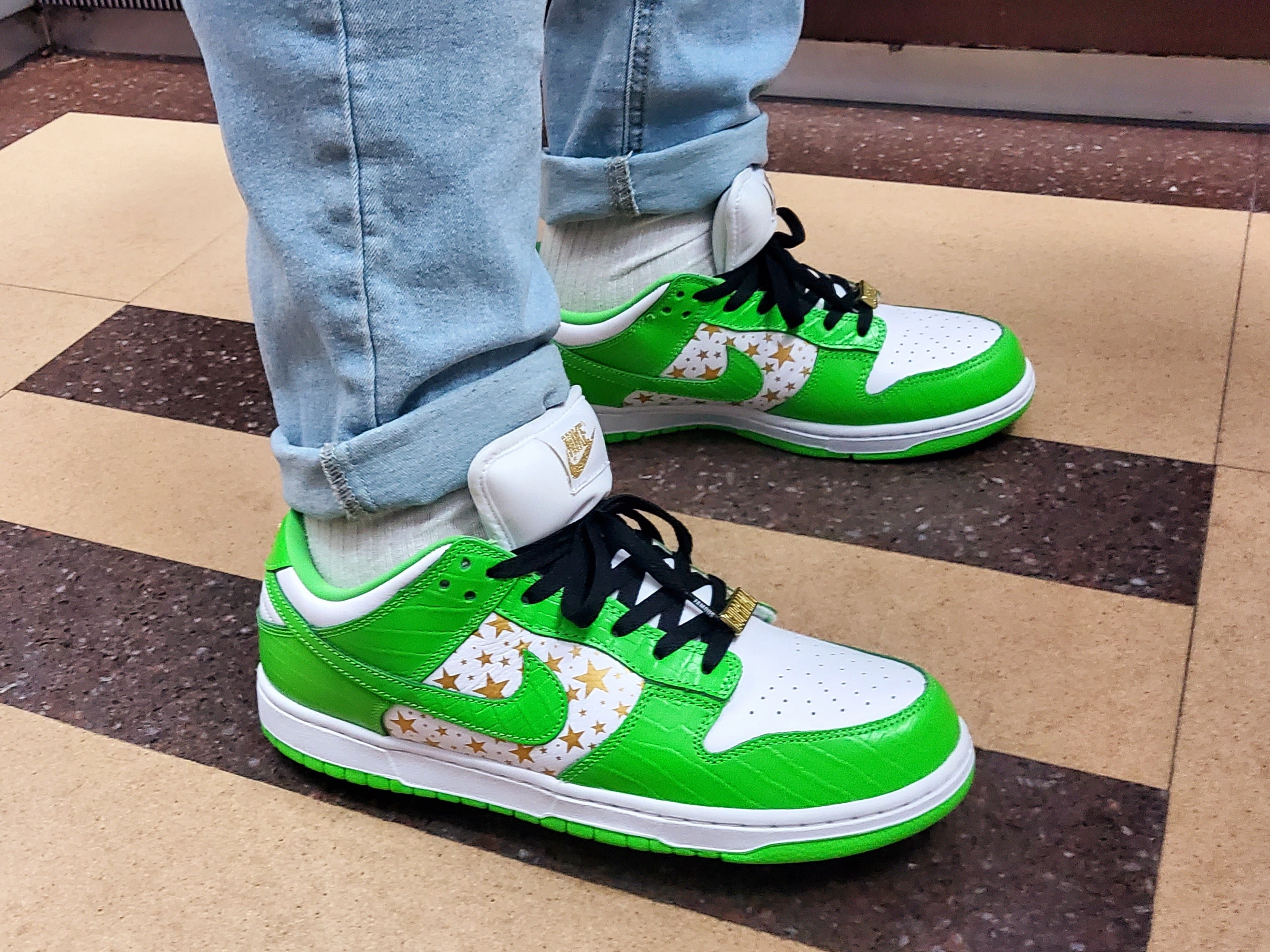 Nike x Supreme SB Dunk Low Mean Green 착용 스타일 - 1